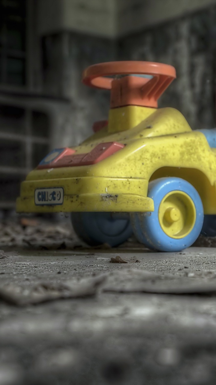 Petite Voiture Bleue et Rouge. Wallpaper in 720x1280 Resolution