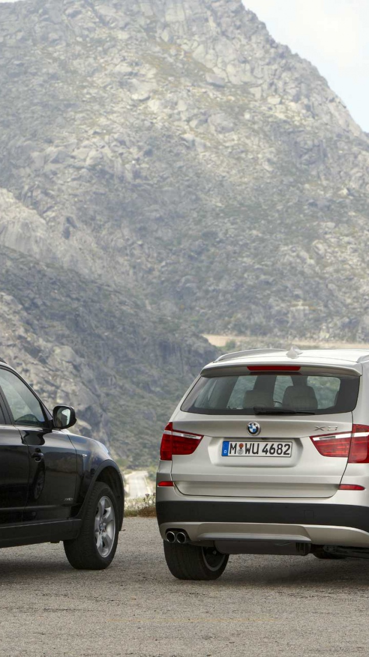 Suv Gris Sur Route Goudronnée Grise Pendant la Journée. Wallpaper in 720x1280 Resolution