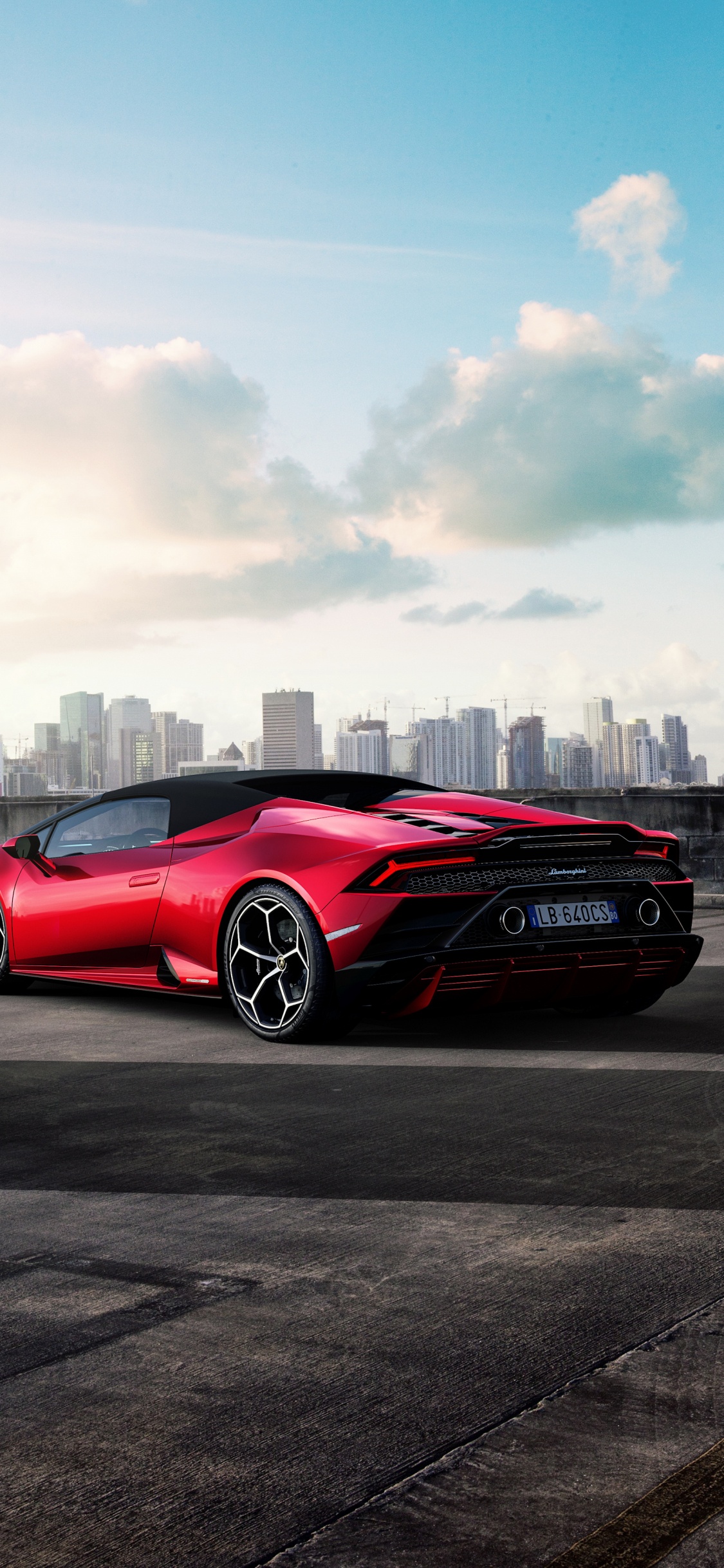 Grüner Ferrari-Sportwagen Tagsüber Unterwegs On. Wallpaper in 1125x2436 Resolution