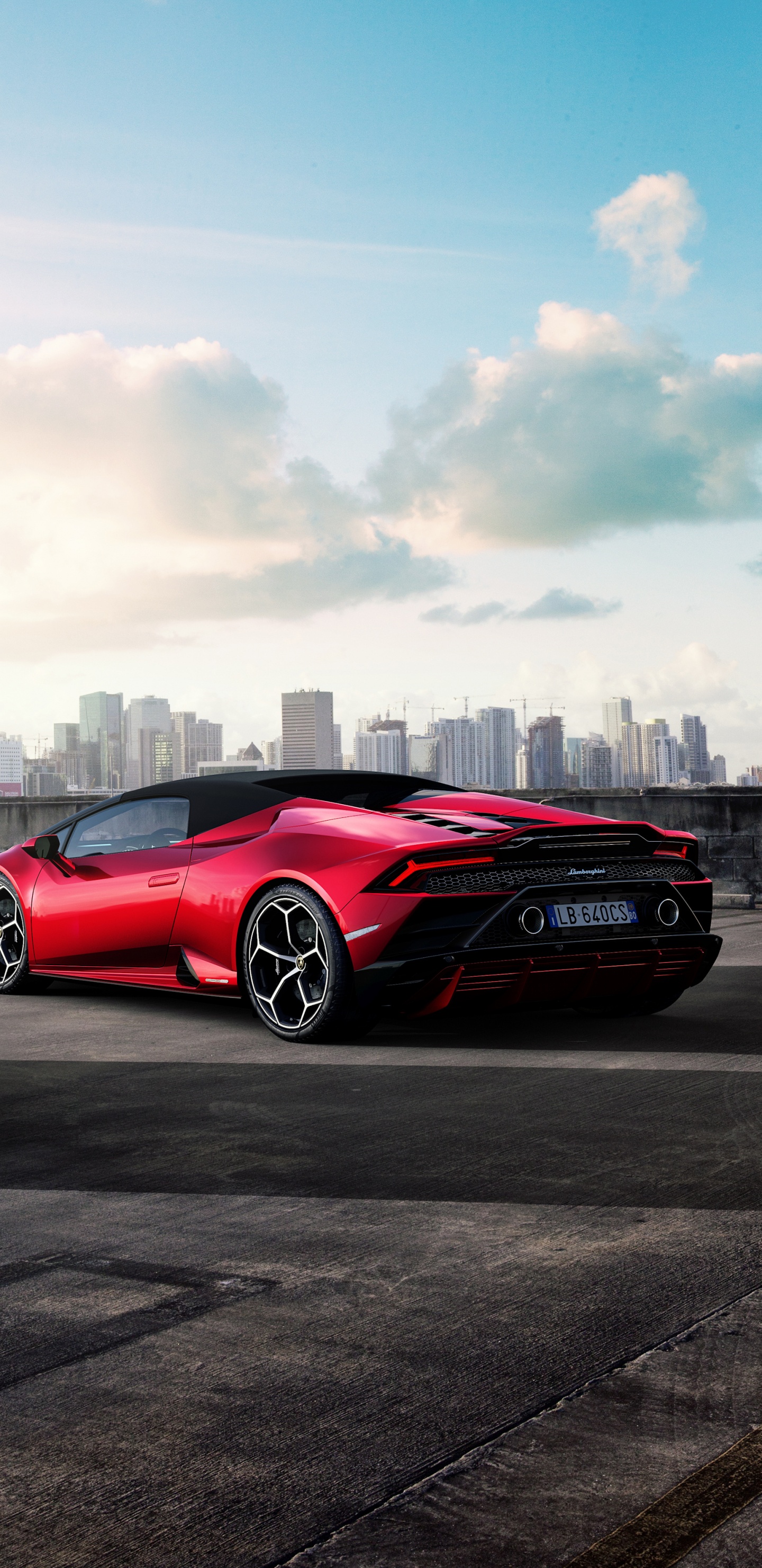 Grüner Ferrari-Sportwagen Tagsüber Unterwegs On. Wallpaper in 1440x2960 Resolution