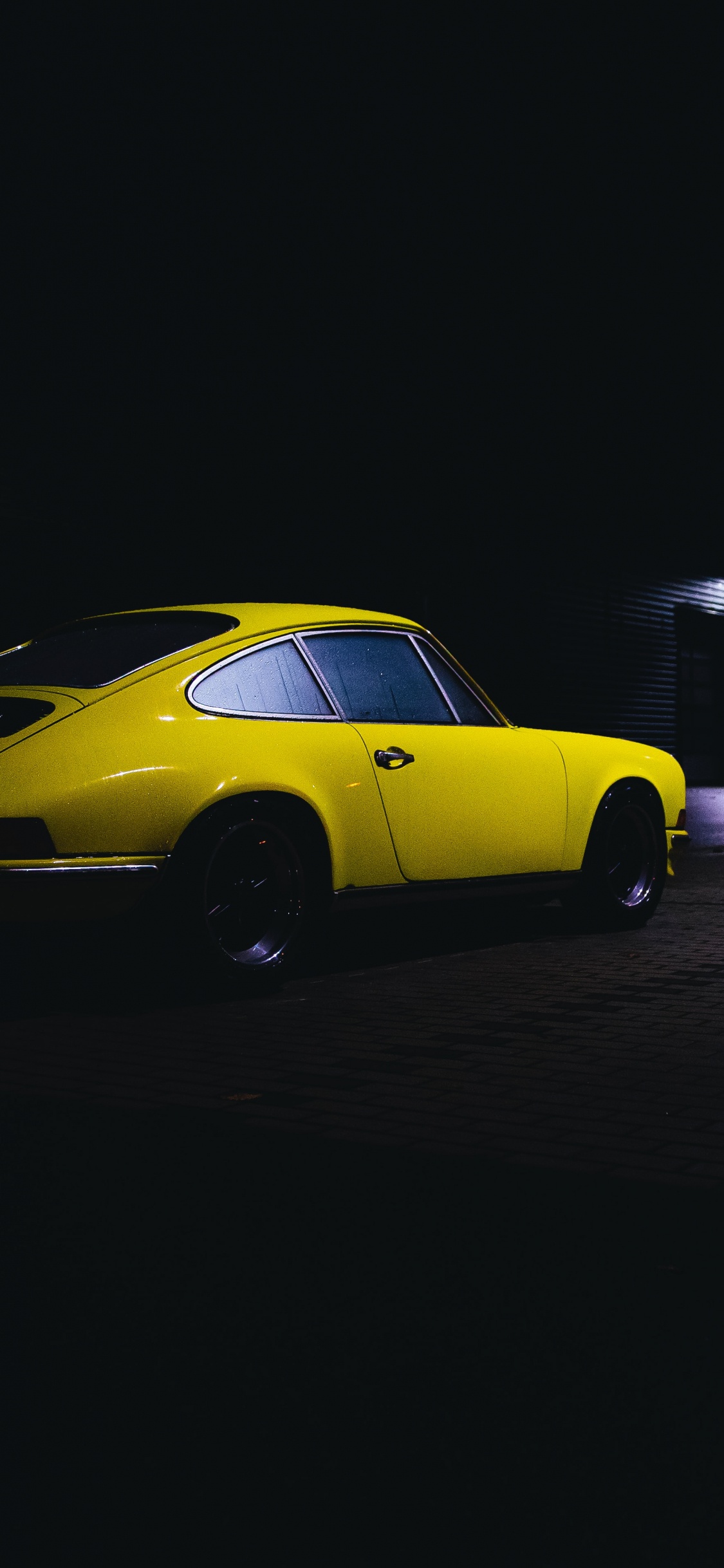 Coupe Amarillo Sobre la Carretera de Asfalto Negro Durante la Noche. Wallpaper in 1125x2436 Resolution