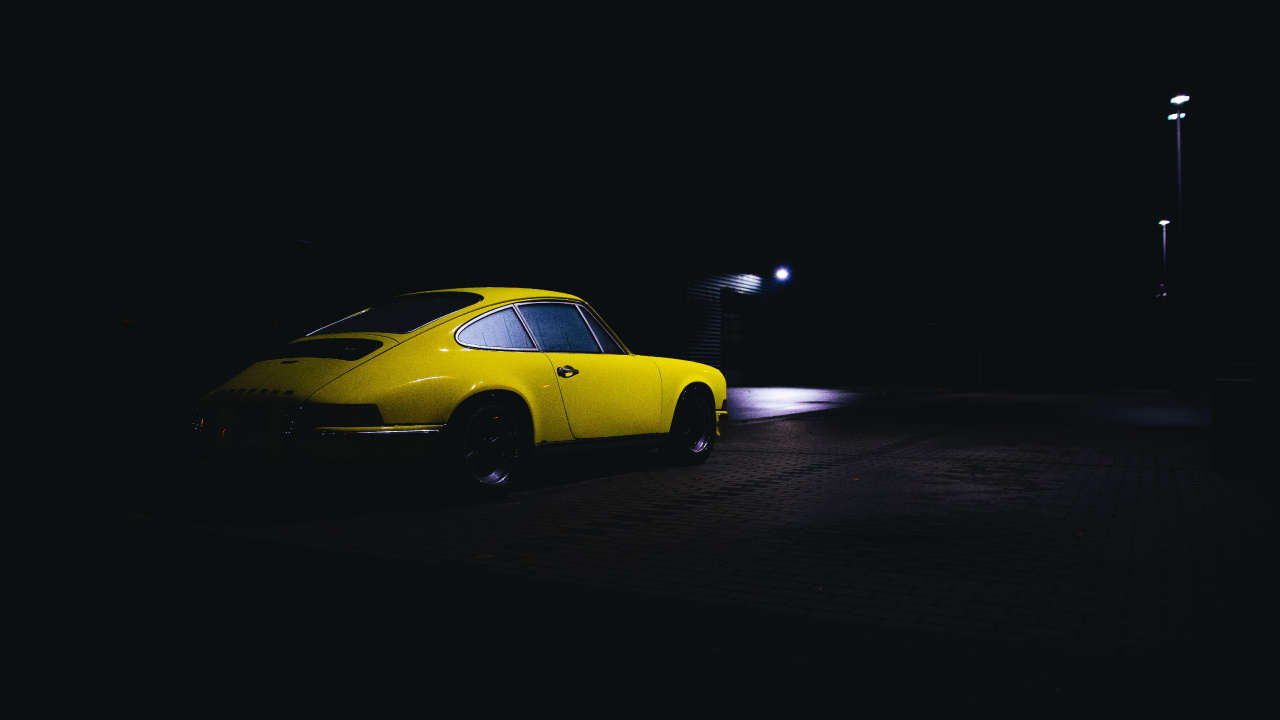 Coupé Jaune Sur Route Goudronnée Noire Pendant la Nuit. Wallpaper in 1280x720 Resolution