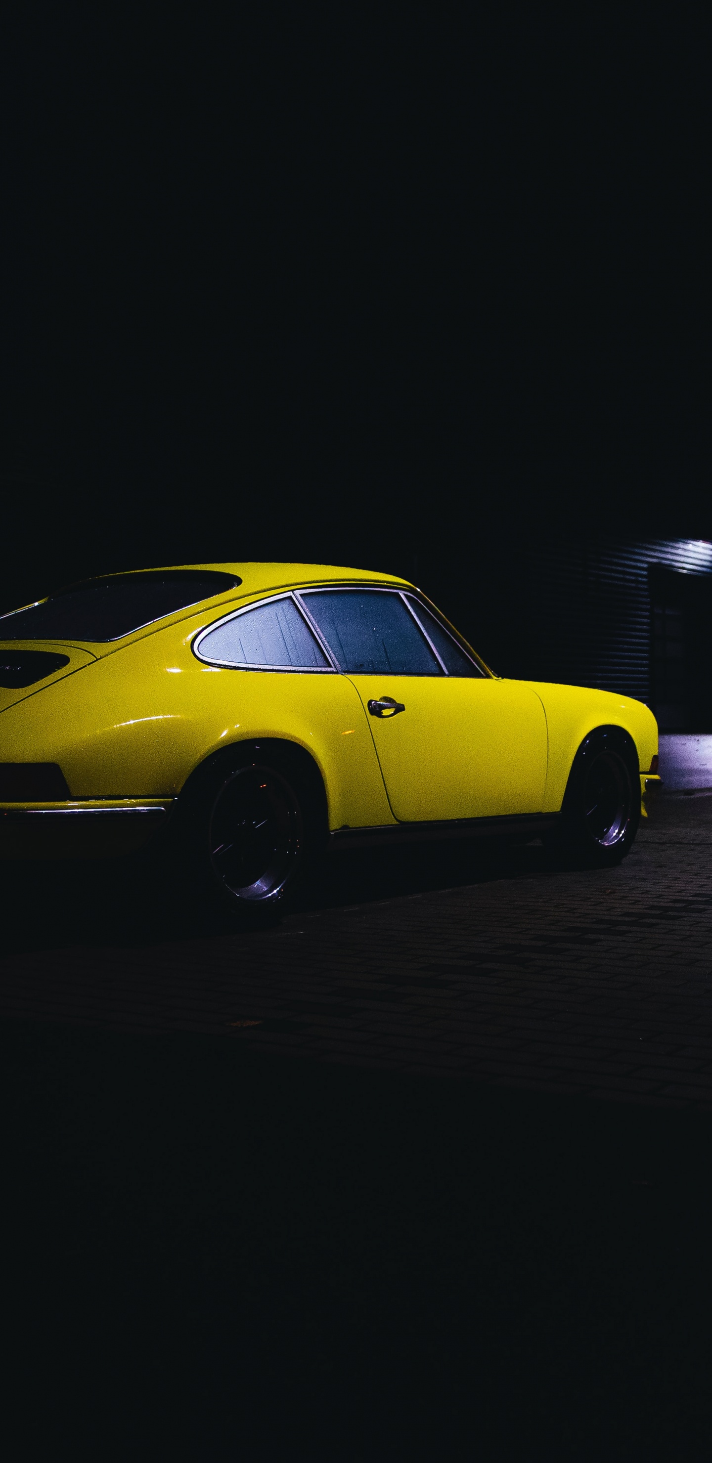 Coupé Jaune Sur Route Goudronnée Noire Pendant la Nuit. Wallpaper in 1440x2960 Resolution