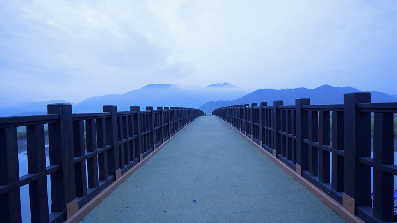 Pont en Béton Gris Au-dessus de la Mer Pendant la Journée. Wallpaper in 1366x768 Resolution