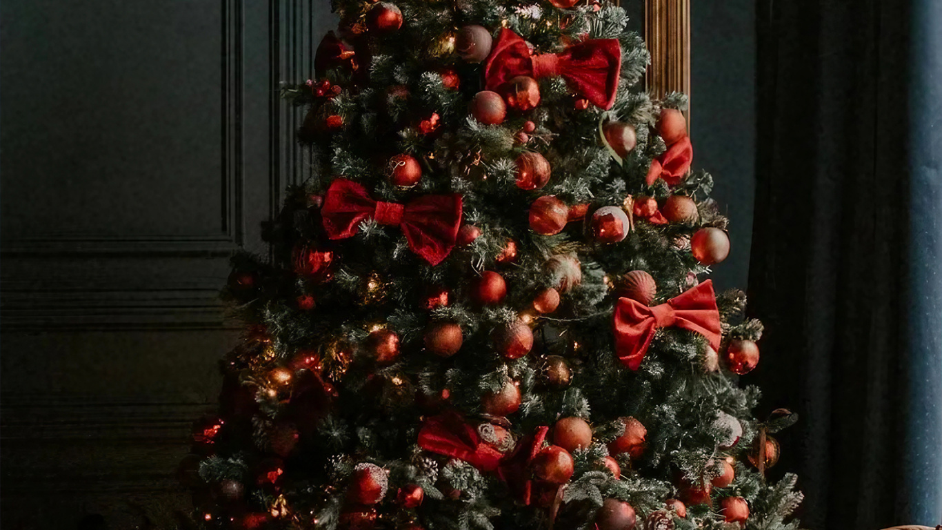 Weihnachtsbaum, Christmas Ornament, Weihnachtsbaum Mit Roten Kugeln, Weihnachtsdekoration, Baum. Wallpaper in 1366x768 Resolution