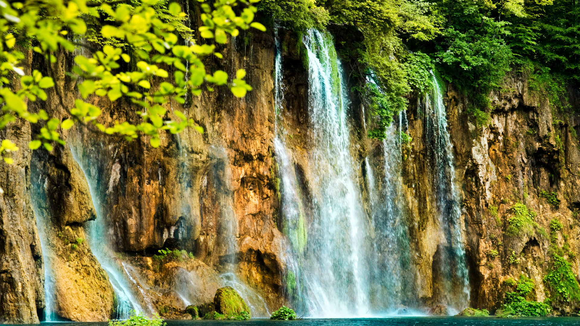 Green Leaves Near Waterfalls During Daytime. Wallpaper in 1920x1080 Resolution