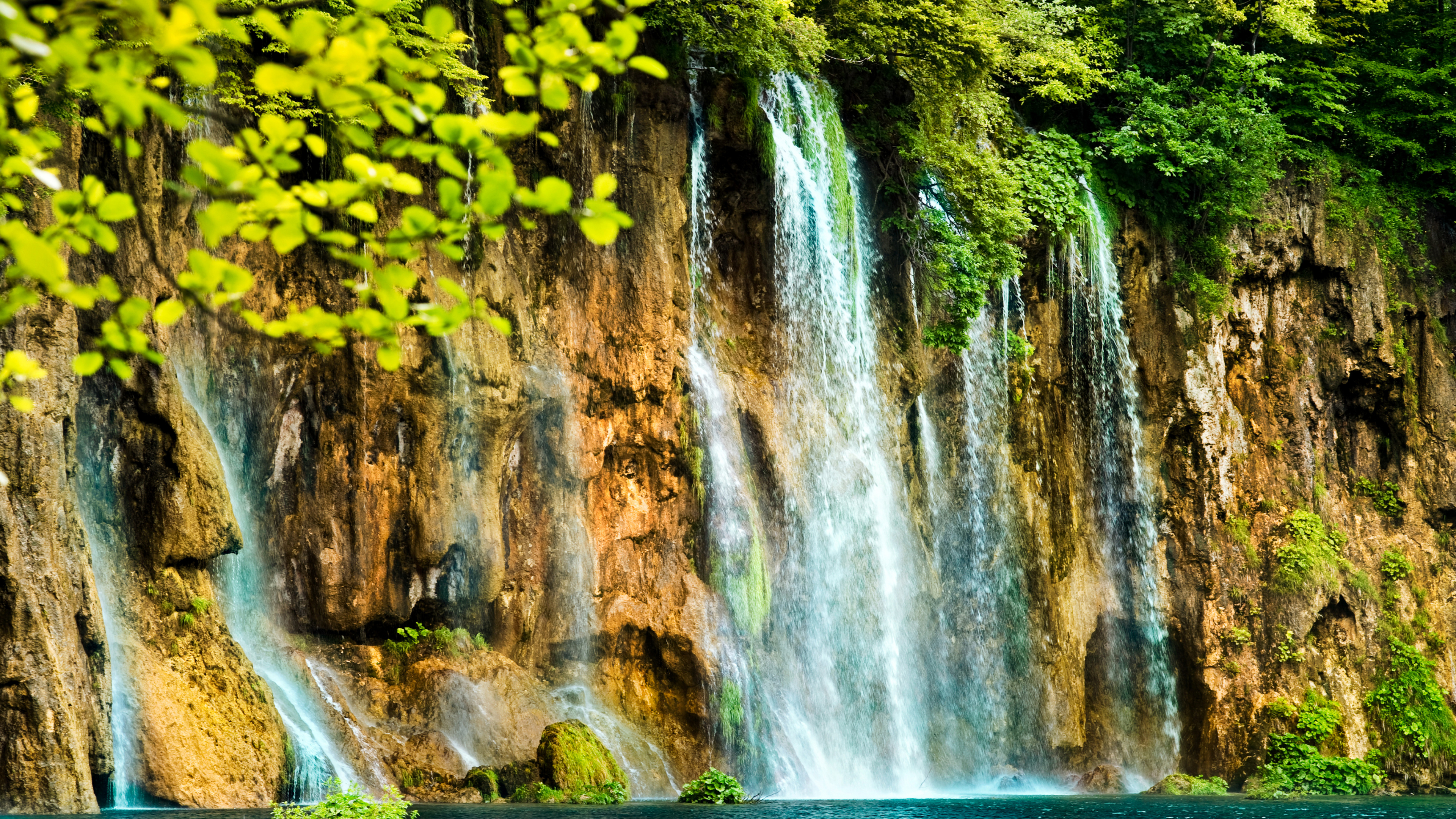 Green Leaves Near Waterfalls During Daytime. Wallpaper in 3840x2160 Resolution