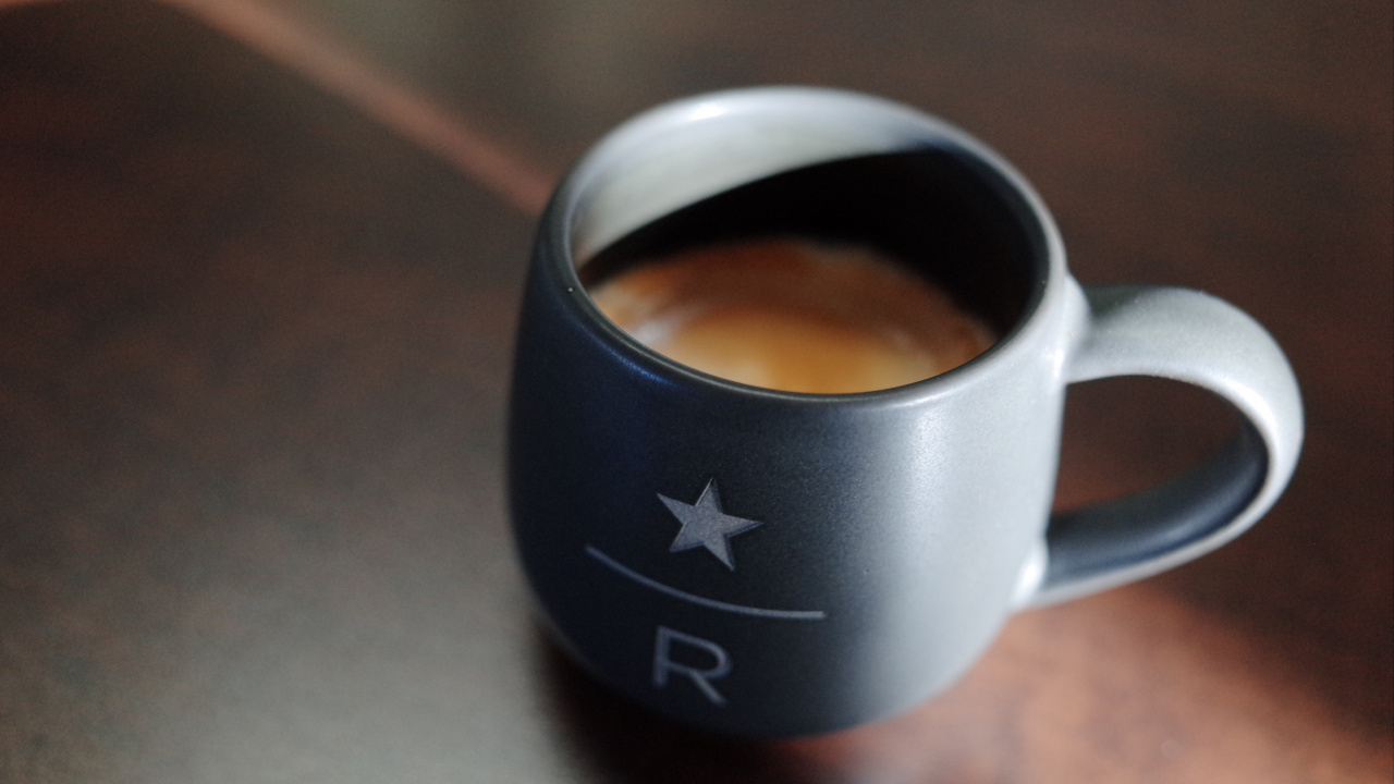 Black and White Ceramic Mug With Brown Liquid. Wallpaper in 1280x720 Resolution