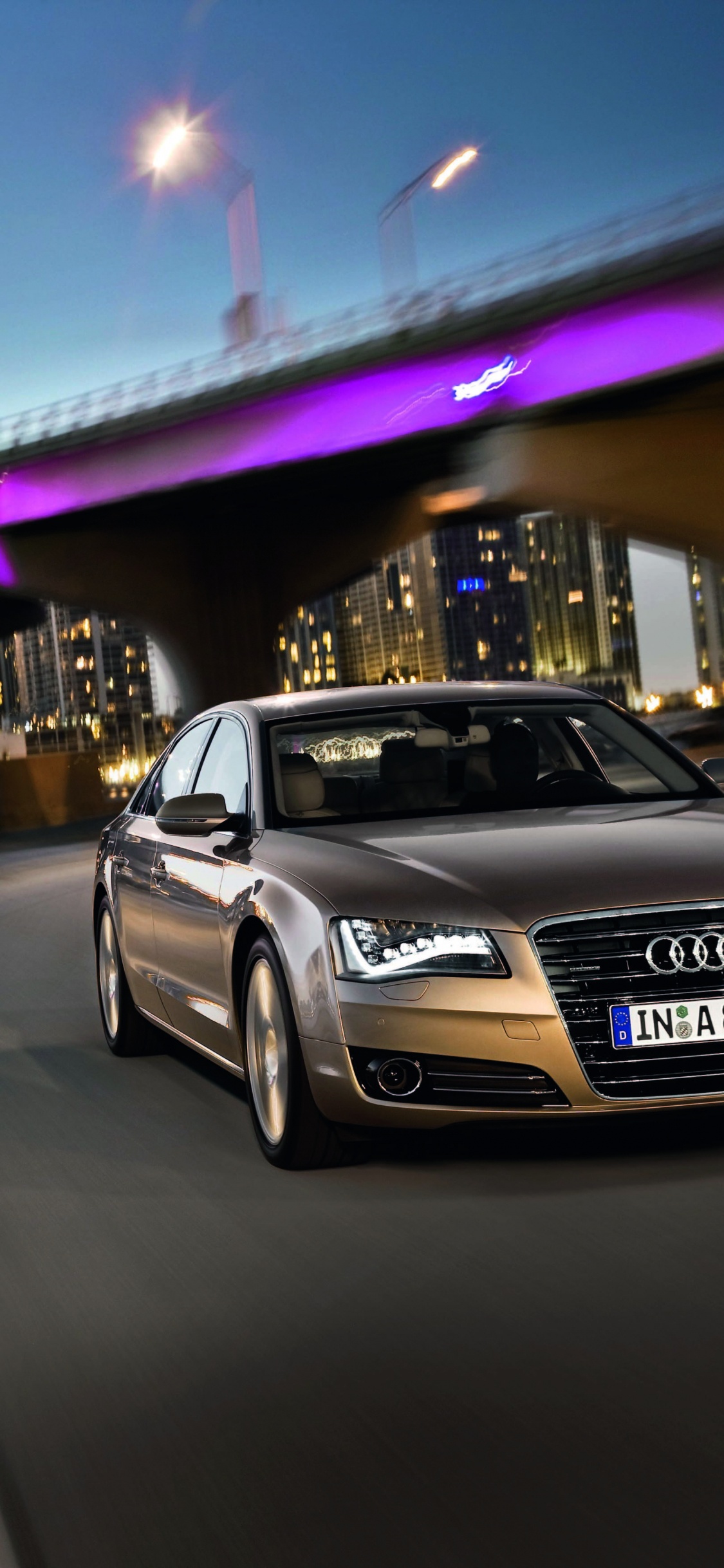 Weißer Audi r 8 Nachts Unterwegs. Wallpaper in 1125x2436 Resolution