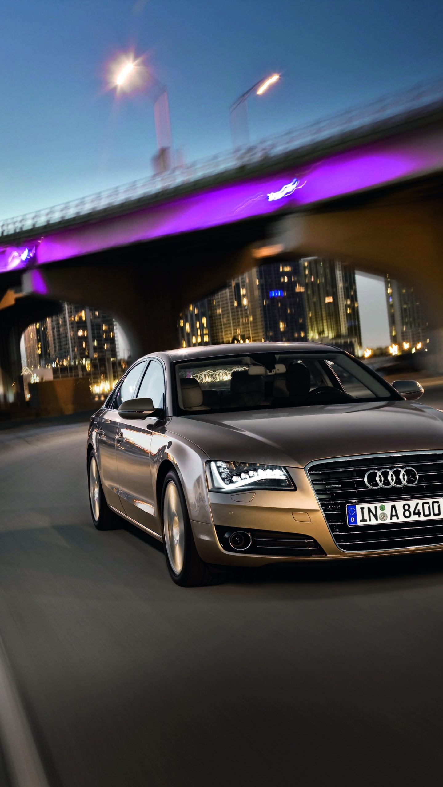 Weißer Audi r 8 Nachts Unterwegs. Wallpaper in 1440x2560 Resolution