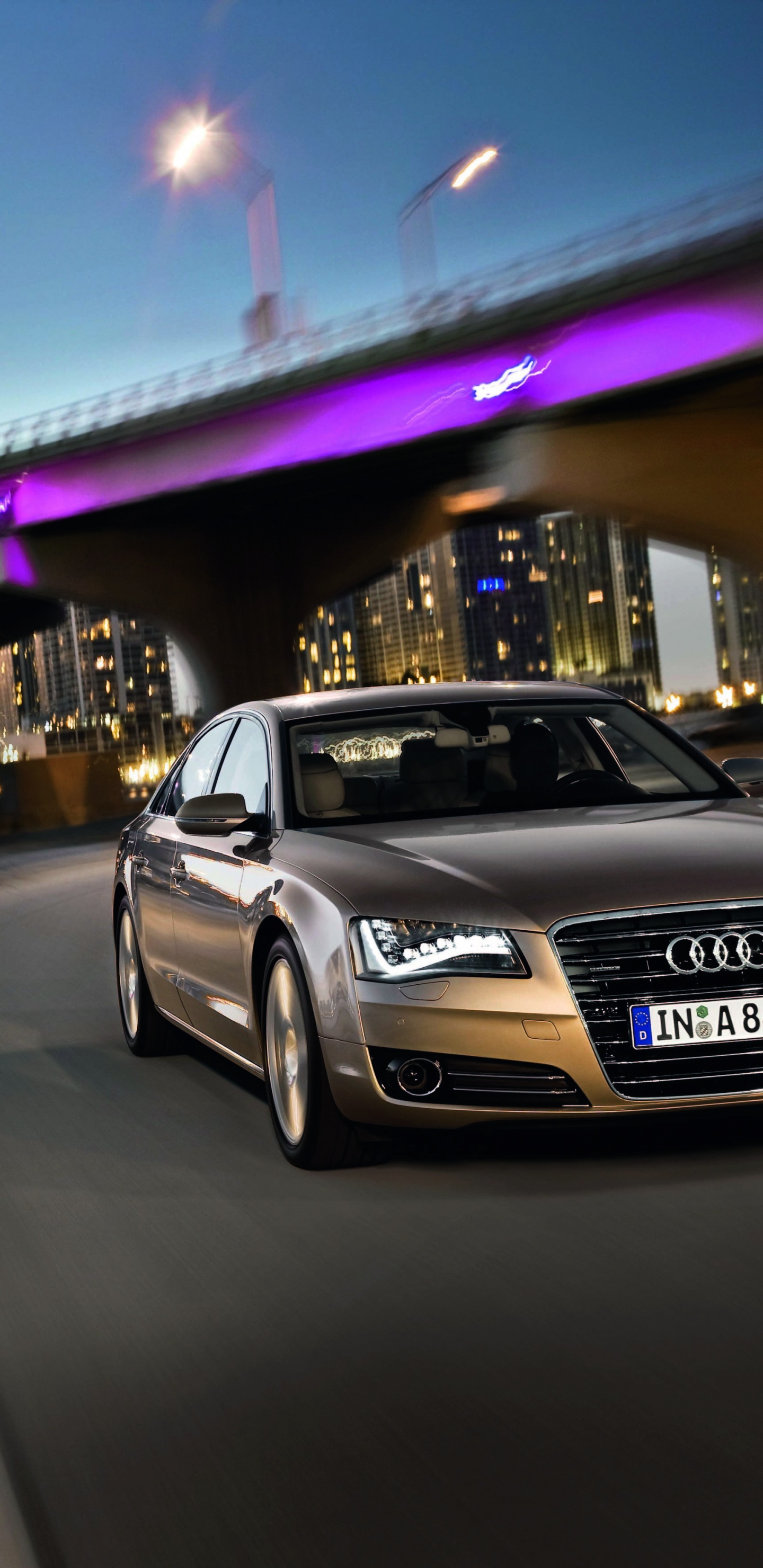 Weißer Audi r 8 Nachts Unterwegs. Wallpaper in 1440x2960 Resolution