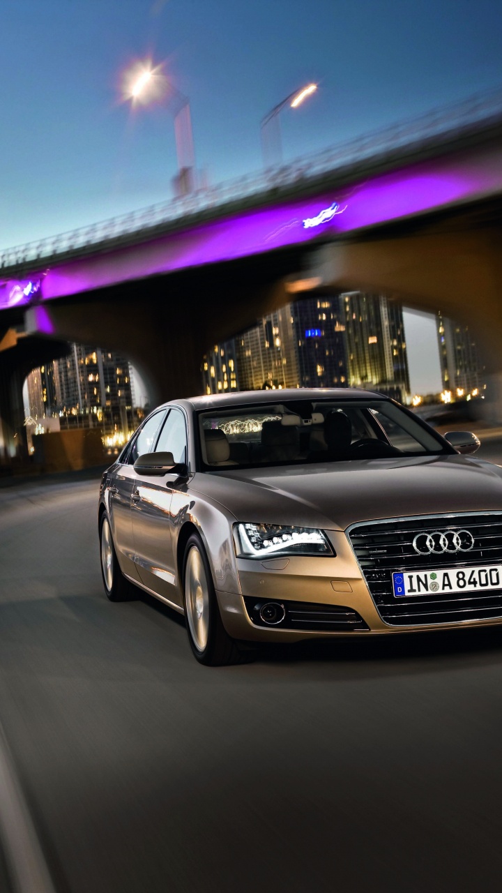 Weißer Audi r 8 Nachts Unterwegs. Wallpaper in 720x1280 Resolution