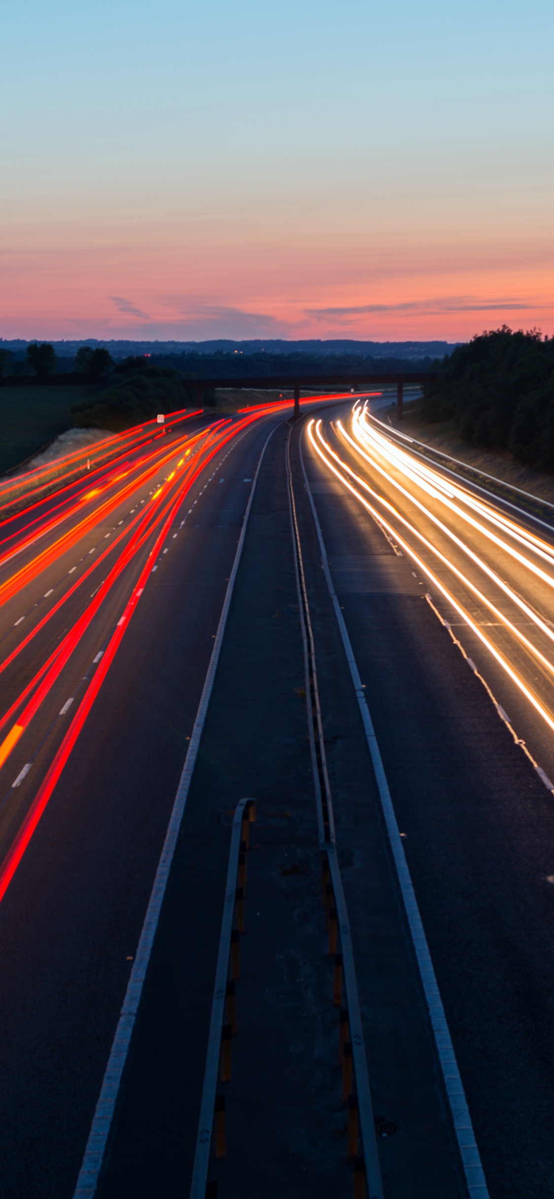 Zeitrafferaufnahmen Von Autos Auf Der Straße Während Der Nachtzeit. Wallpaper in 1125x2436 Resolution