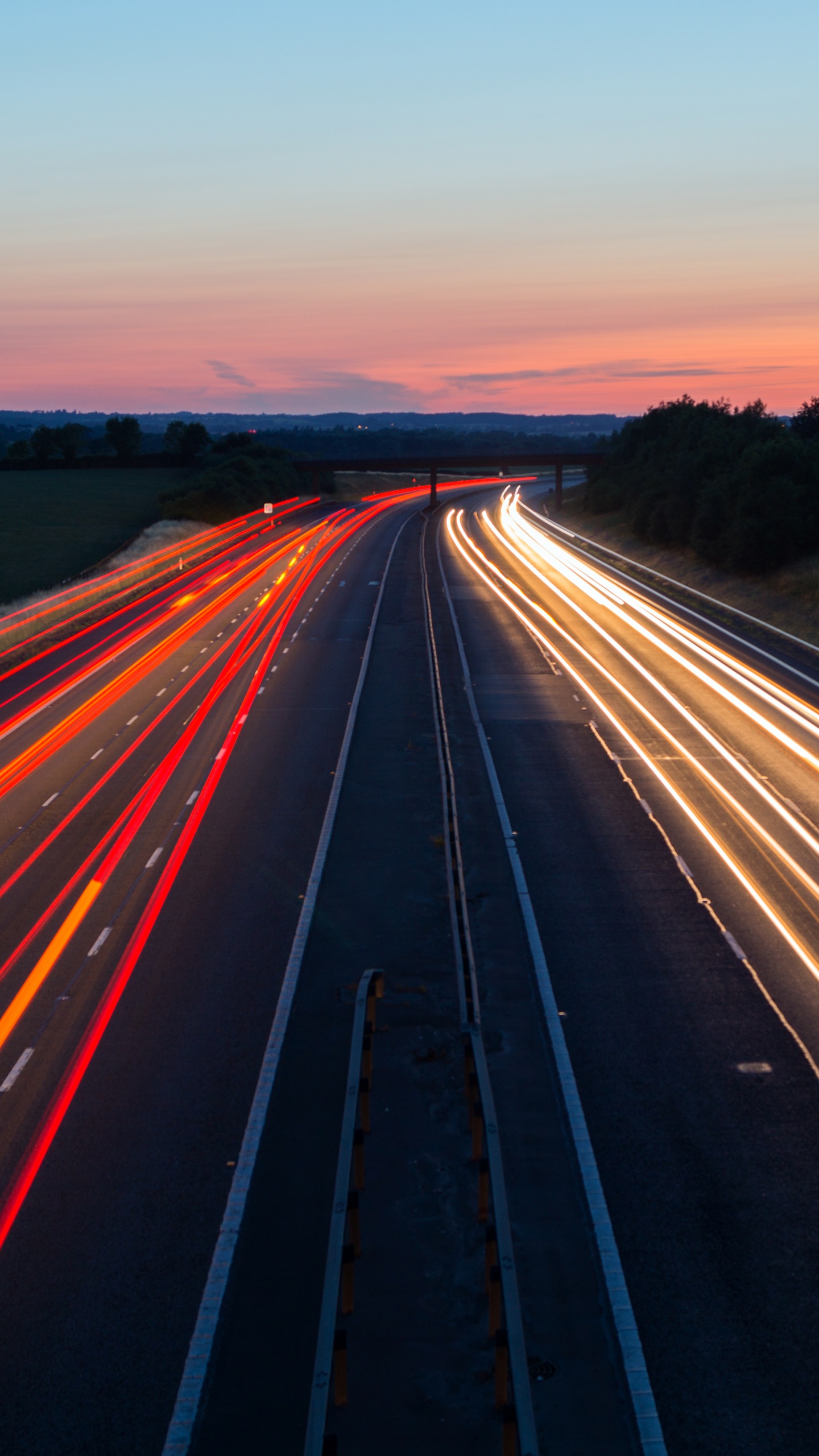 Zeitrafferaufnahmen Von Autos Auf Der Straße Während Der Nachtzeit. Wallpaper in 1440x2560 Resolution