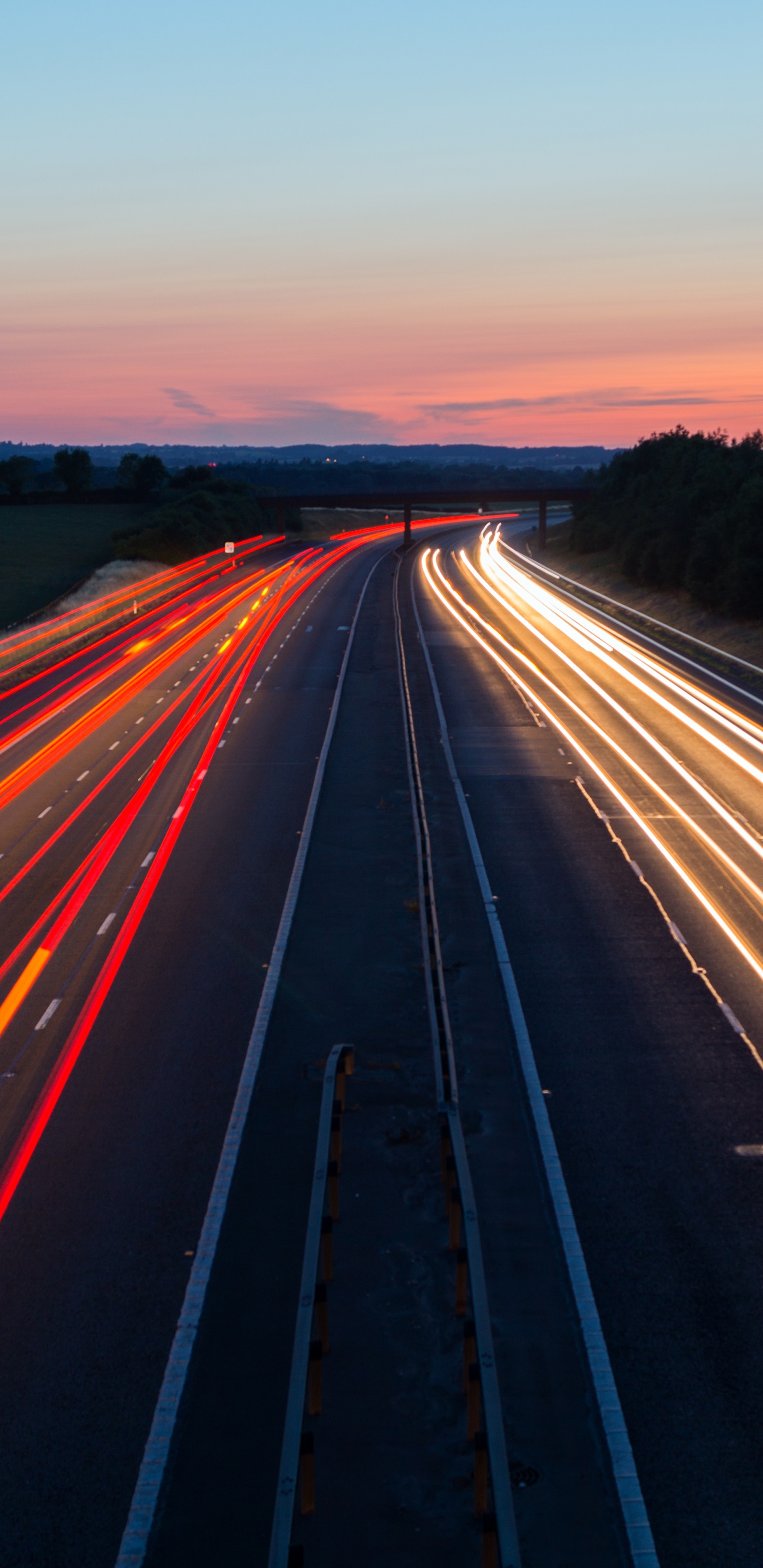 Zeitrafferaufnahmen Von Autos Auf Der Straße Während Der Nachtzeit. Wallpaper in 1440x2960 Resolution