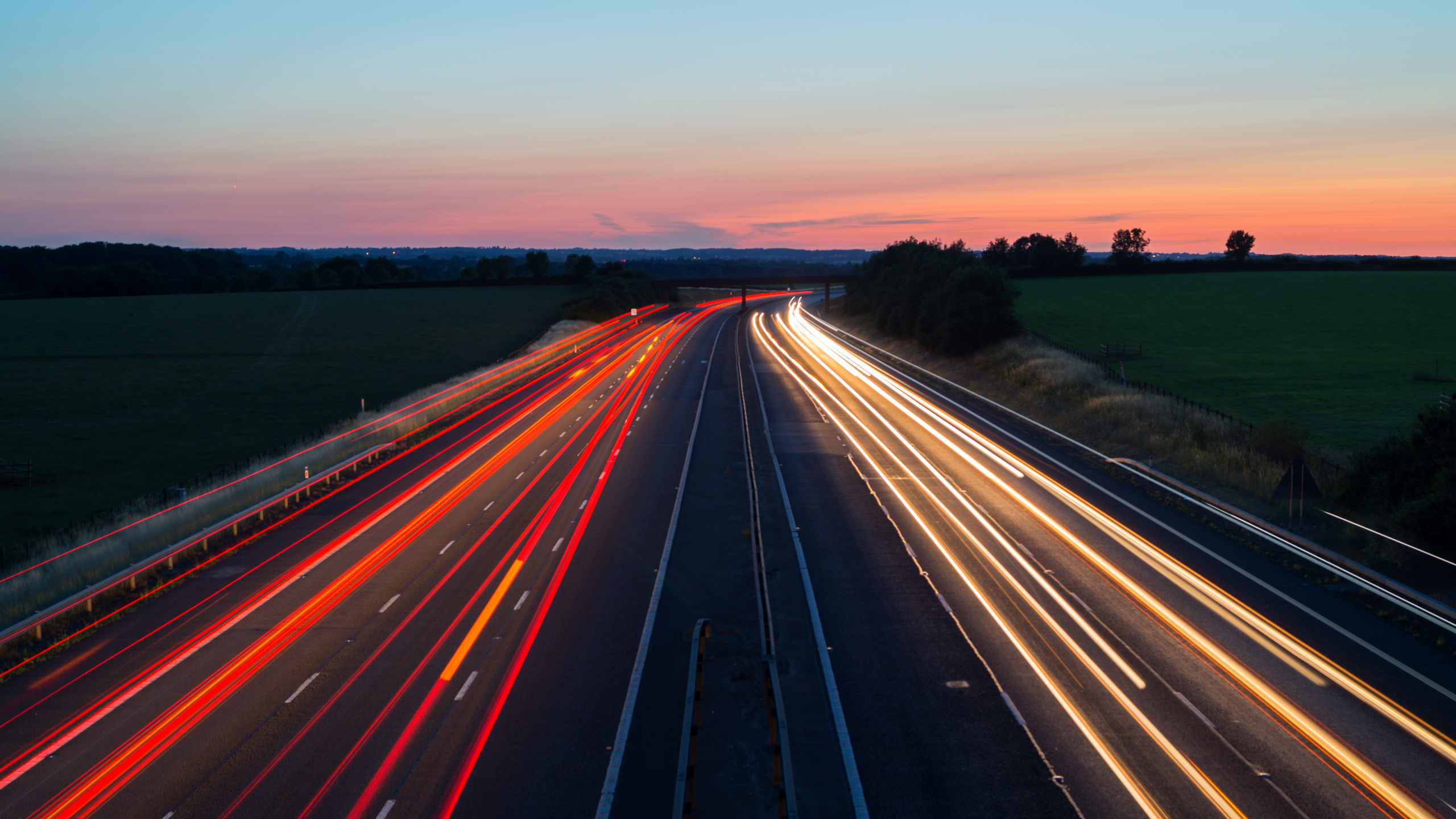 Zeitrafferaufnahmen Von Autos Auf Der Straße Während Der Nachtzeit. Wallpaper in 2560x1440 Resolution