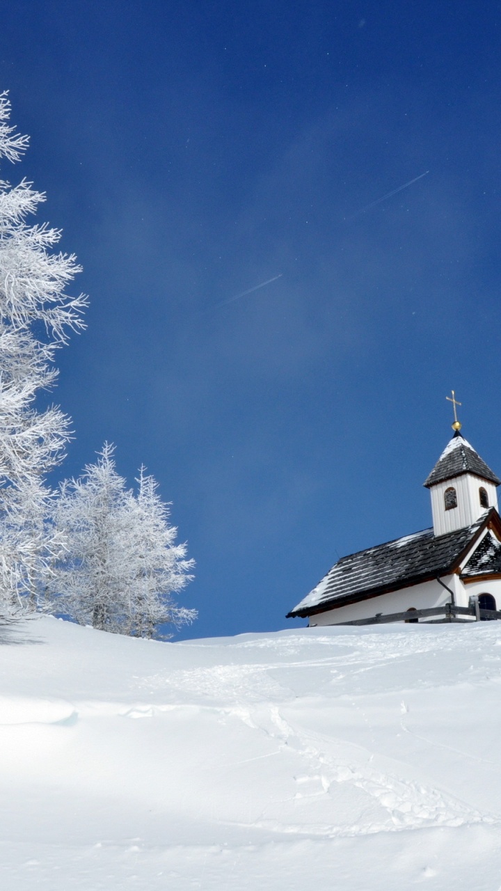 Maison Blanche et Noire Sur un Sol Couvert de Neige Pendant la Nuit. Wallpaper in 720x1280 Resolution