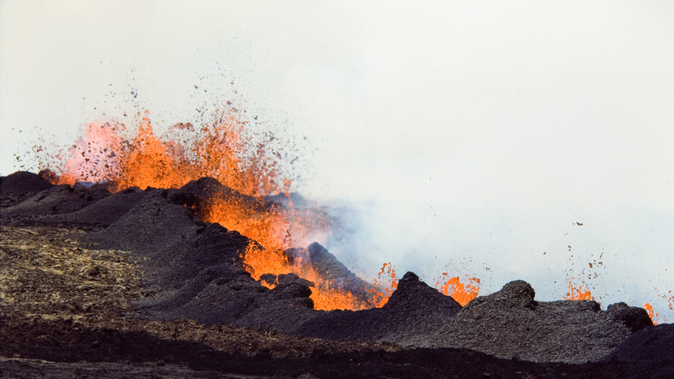 Schwarz-weißer Berg Unter Weißem Himmel. Wallpaper in 1366x768 Resolution