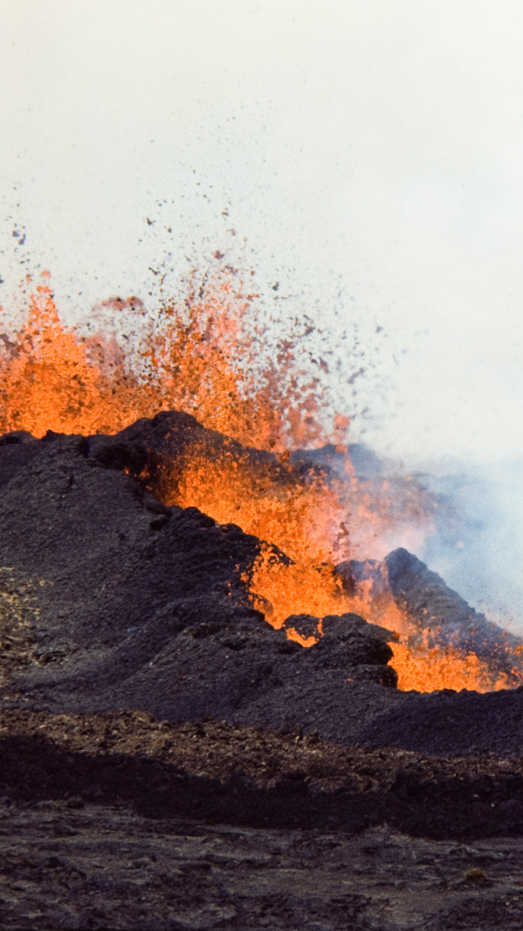 Schwarz-weißer Berg Unter Weißem Himmel. Wallpaper in 750x1334 Resolution