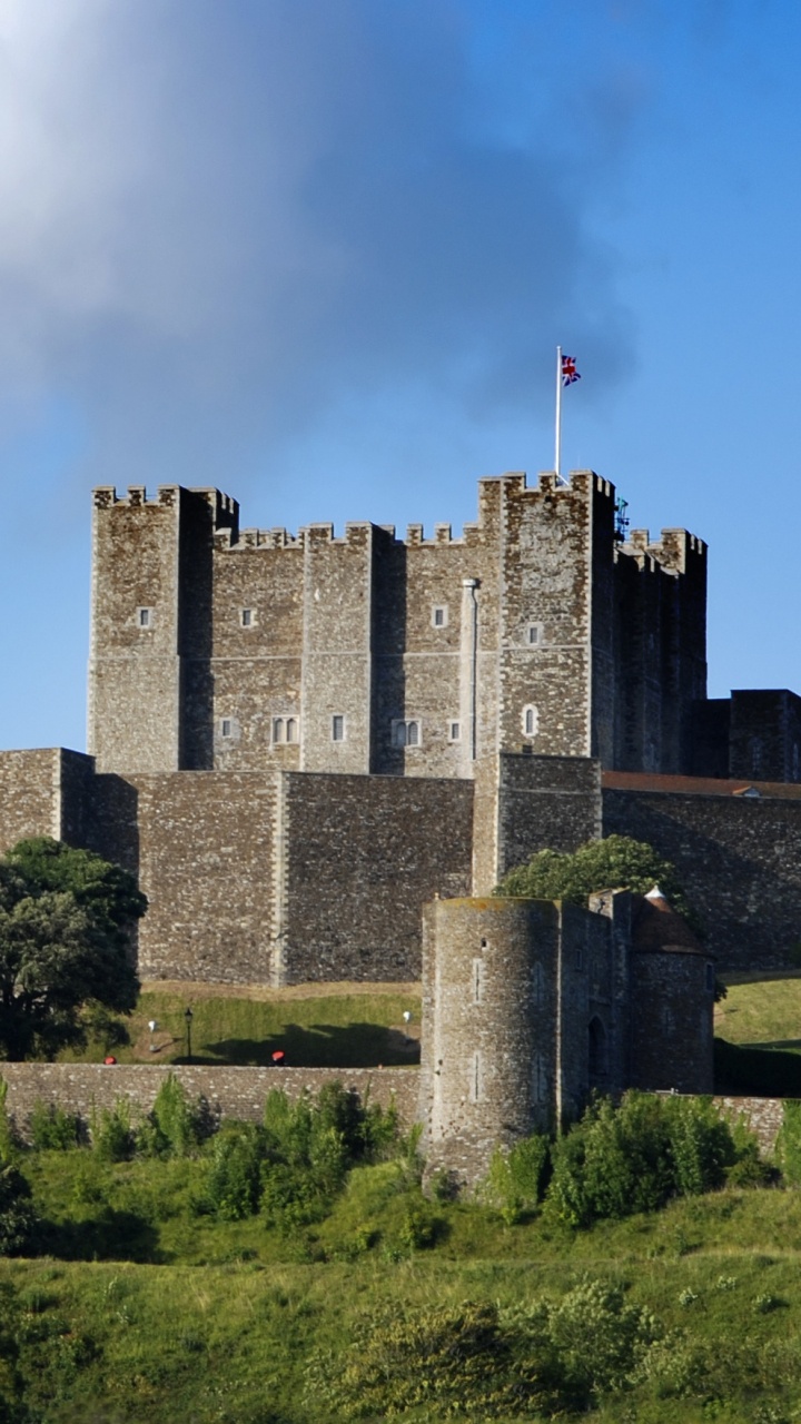 Château de Béton Gris Sous Des Nuages Gris. Wallpaper in 720x1280 Resolution