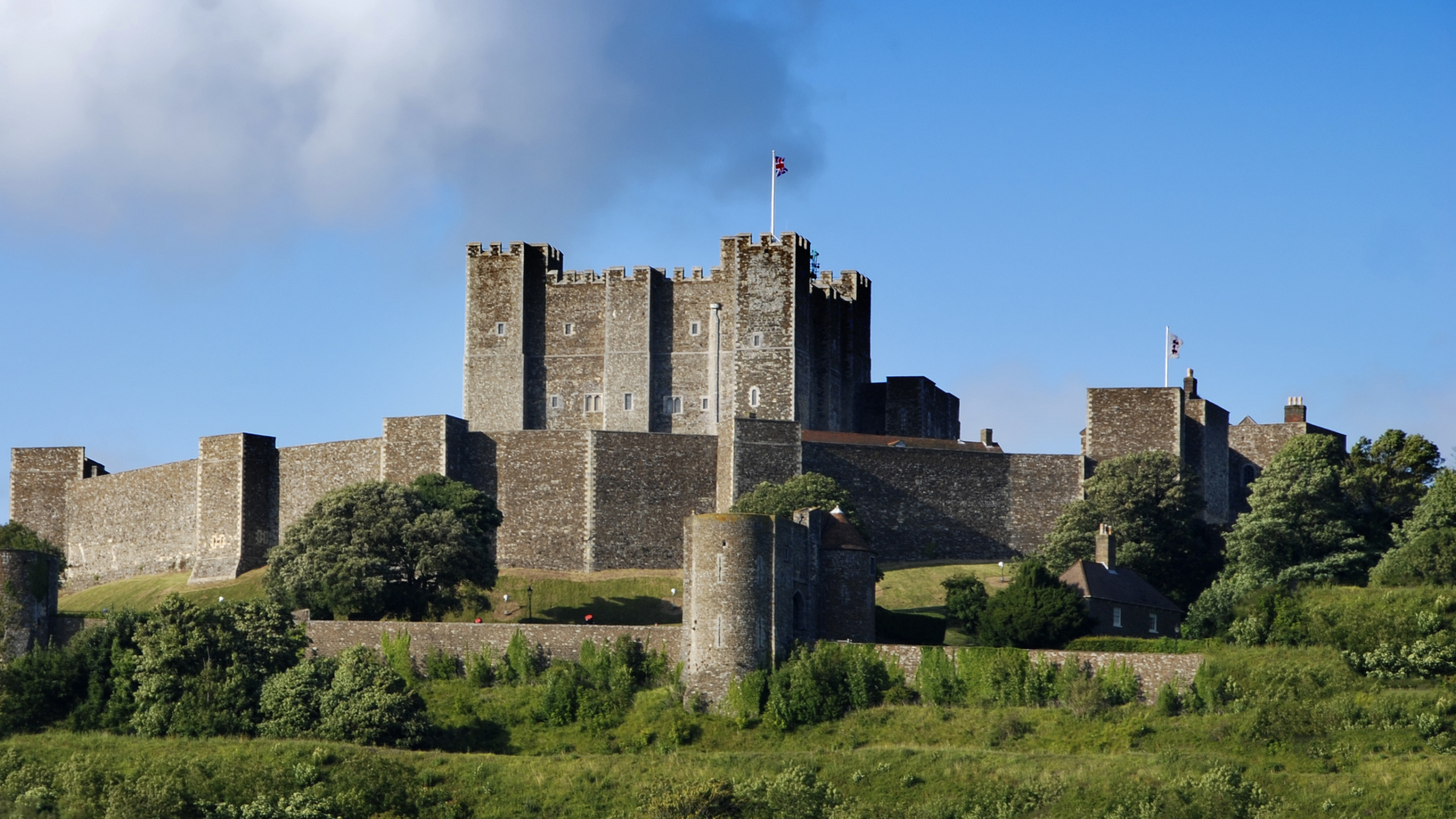 Castillo de Hormigón Gris Bajo Nubes Grises. Wallpaper in 2560x1440 Resolution