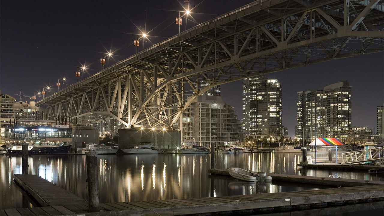 Pont Brun Au-dessus de L'eau Pendant la Nuit. Wallpaper in 1280x720 Resolution