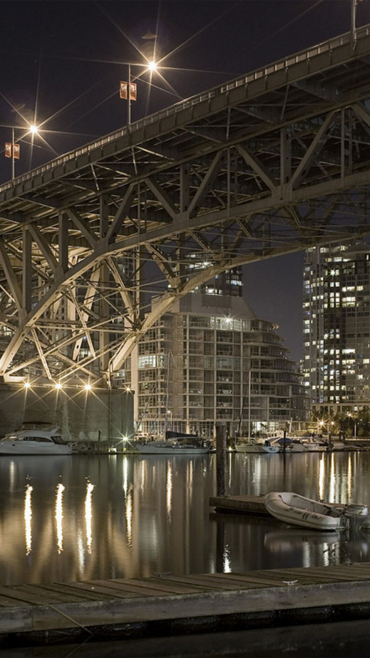 Pont Brun Au-dessus de L'eau Pendant la Nuit. Wallpaper in 750x1334 Resolution