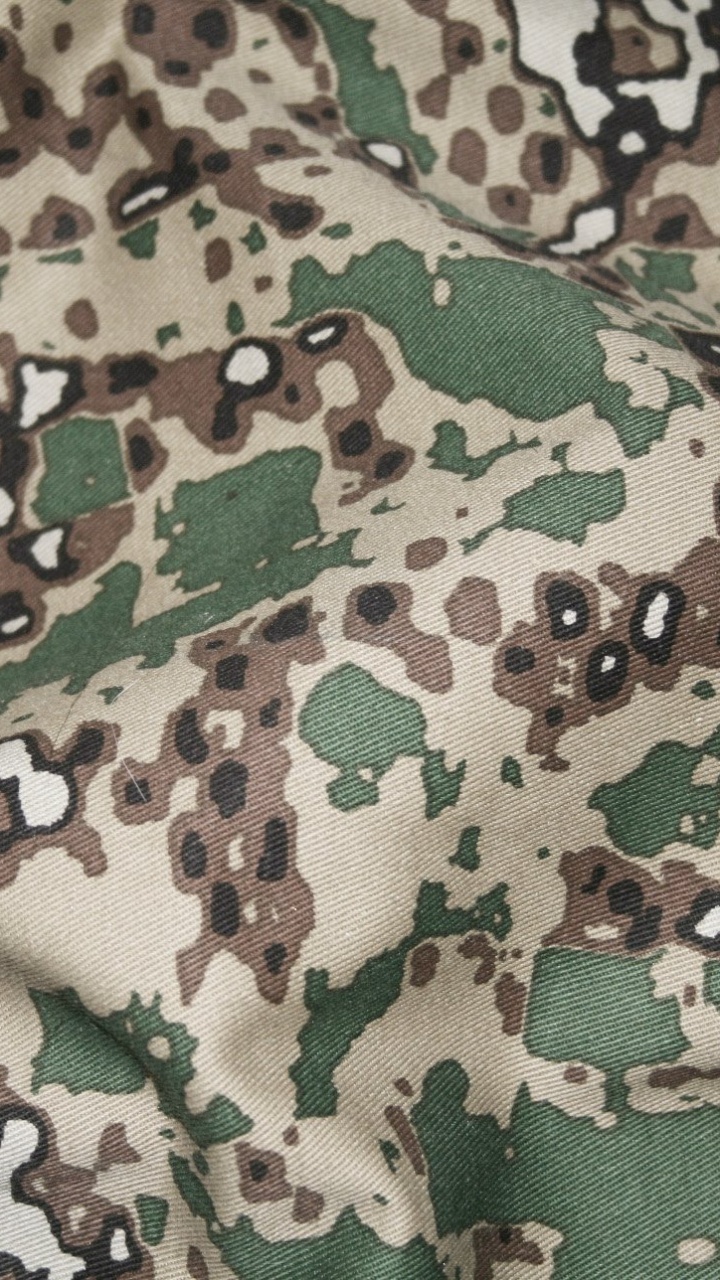 Grün-weißes Und Schwarzes Textil. Wallpaper in 720x1280 Resolution