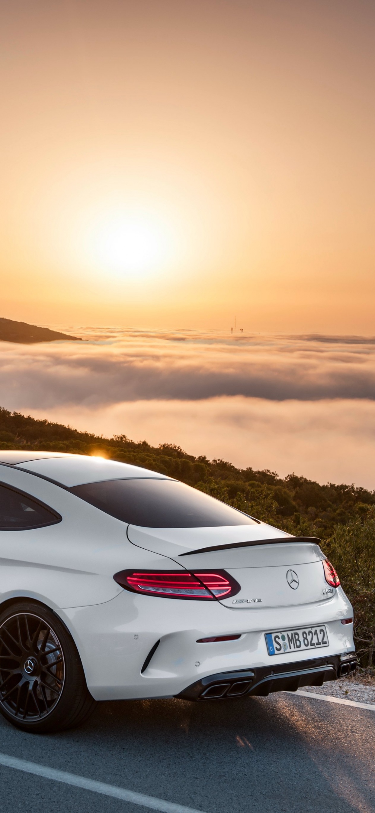 Weißer Porsche 911 Tagsüber Unterwegs. Wallpaper in 1242x2688 Resolution