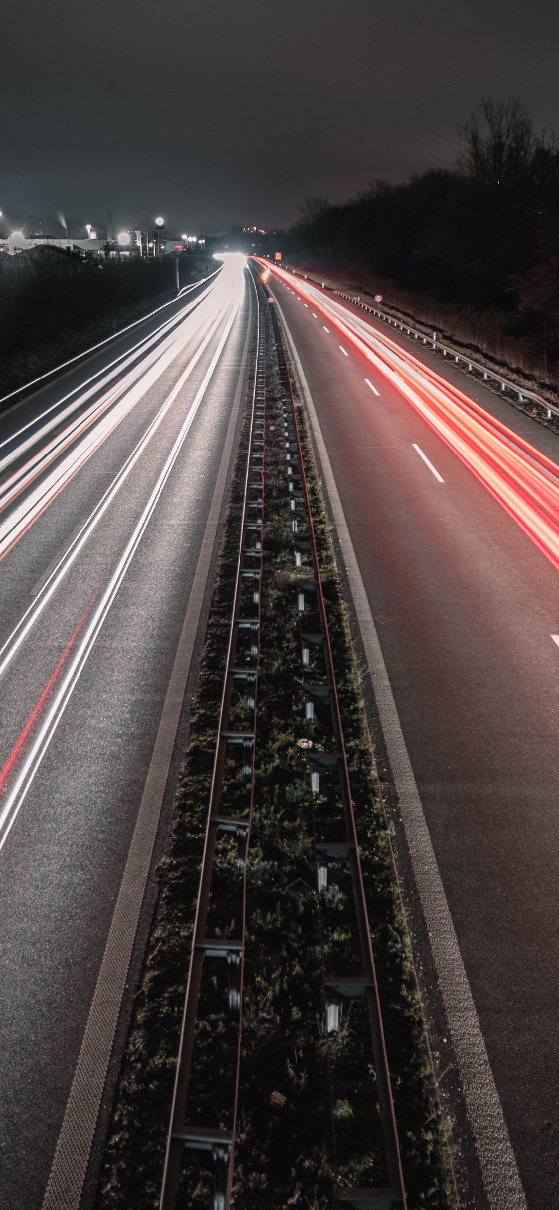 Photographie en Accéléré de Voitures Sur la Route Pendant la Nuit. Wallpaper in 1125x2436 Resolution