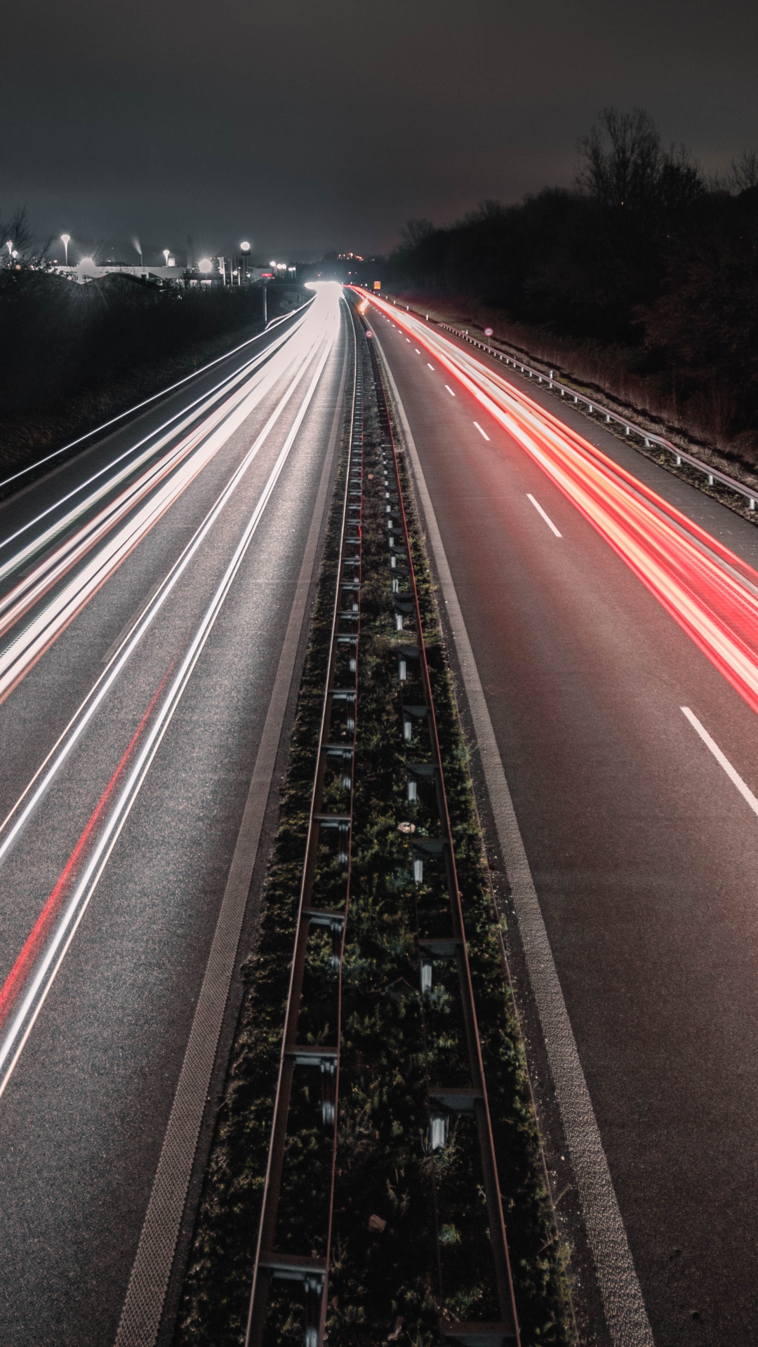 Zeitrafferaufnahmen Von Autos Auf Der Straße Während Der Nachtzeit. Wallpaper in 1080x1920 Resolution