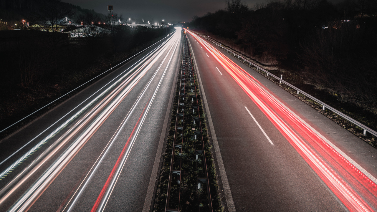 Zeitrafferaufnahmen Von Autos Auf Der Straße Während Der Nachtzeit. Wallpaper in 1280x720 Resolution