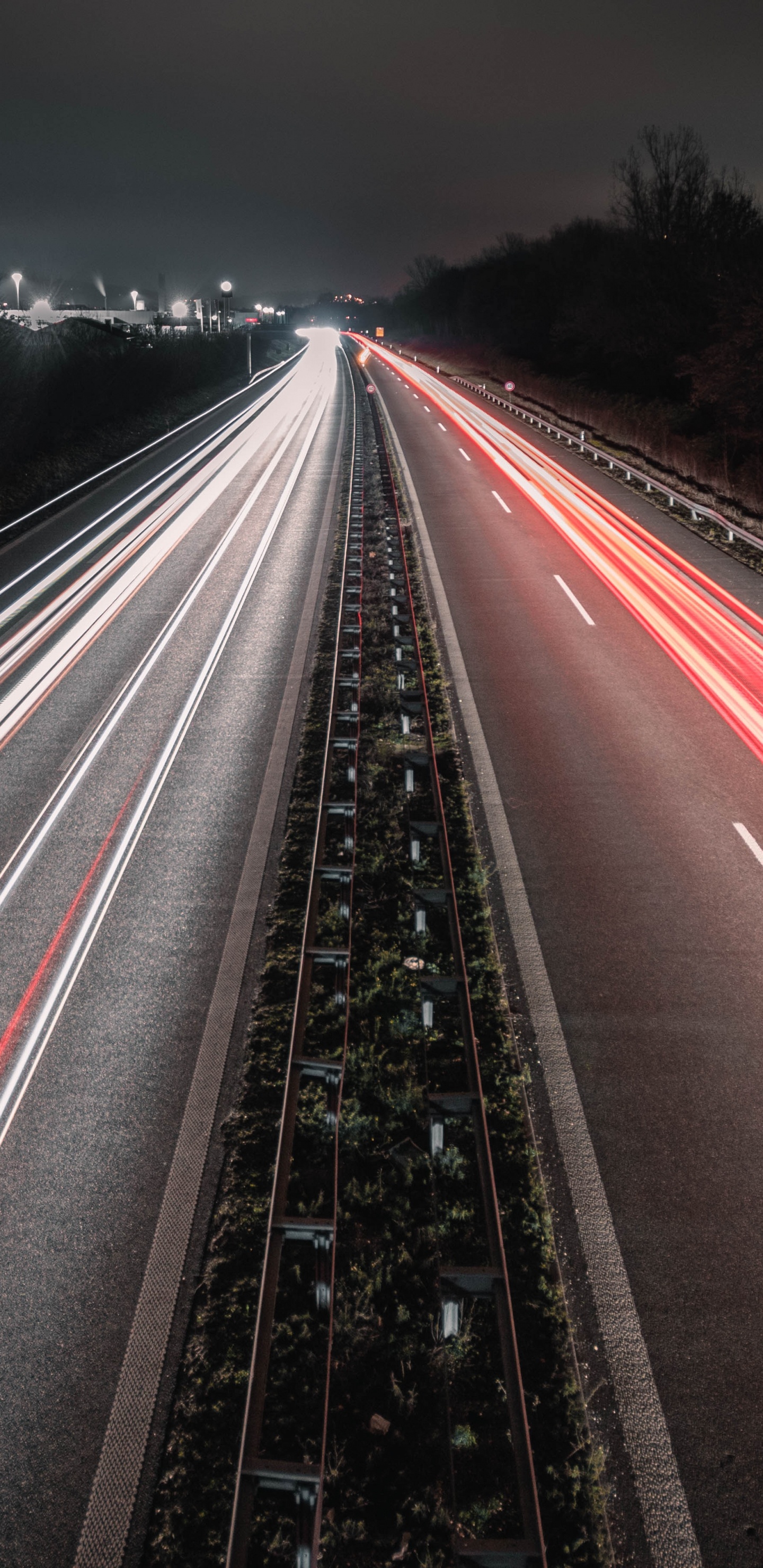 Zeitrafferaufnahmen Von Autos Auf Der Straße Während Der Nachtzeit. Wallpaper in 1440x2960 Resolution