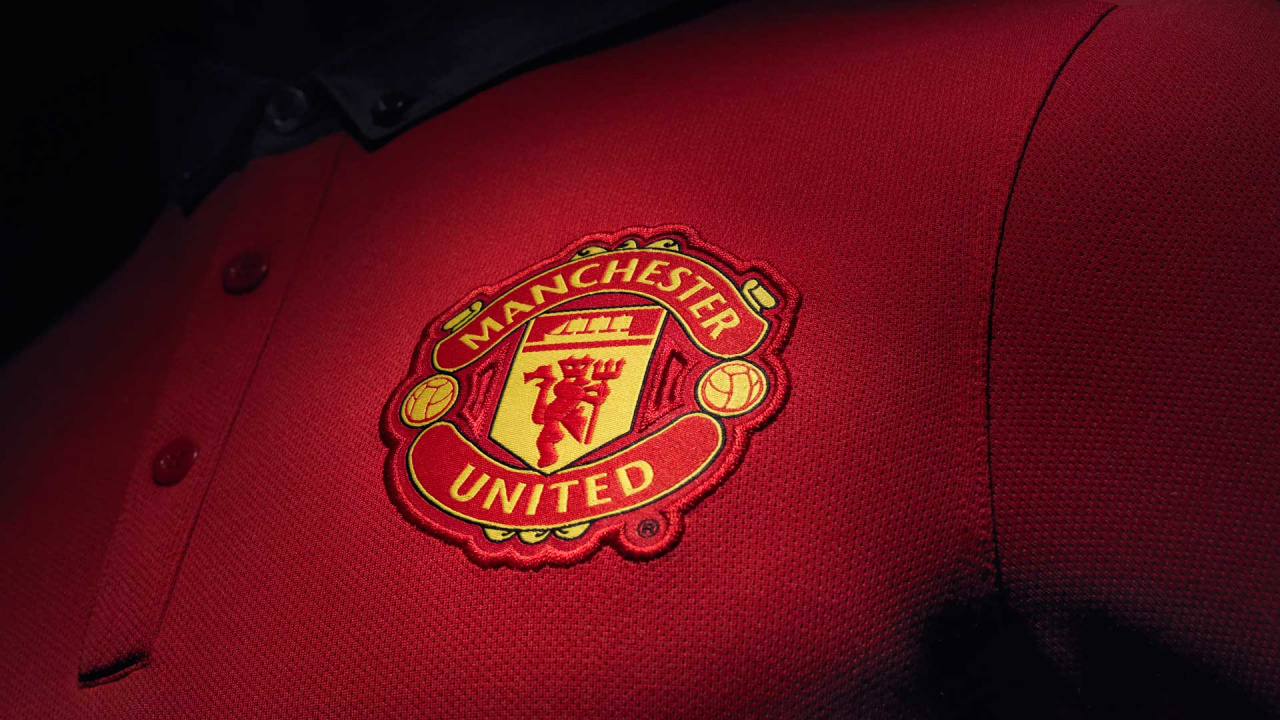 Rot-gelbes Poloshirt. Wallpaper in 1280x720 Resolution