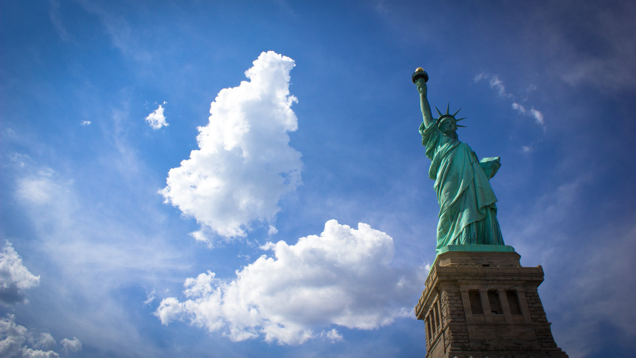 Estatua de la Libertad Bajo Las Nubes Blancas y el Cielo Azul Durante el Día. Wallpaper in 1280x720 Resolution