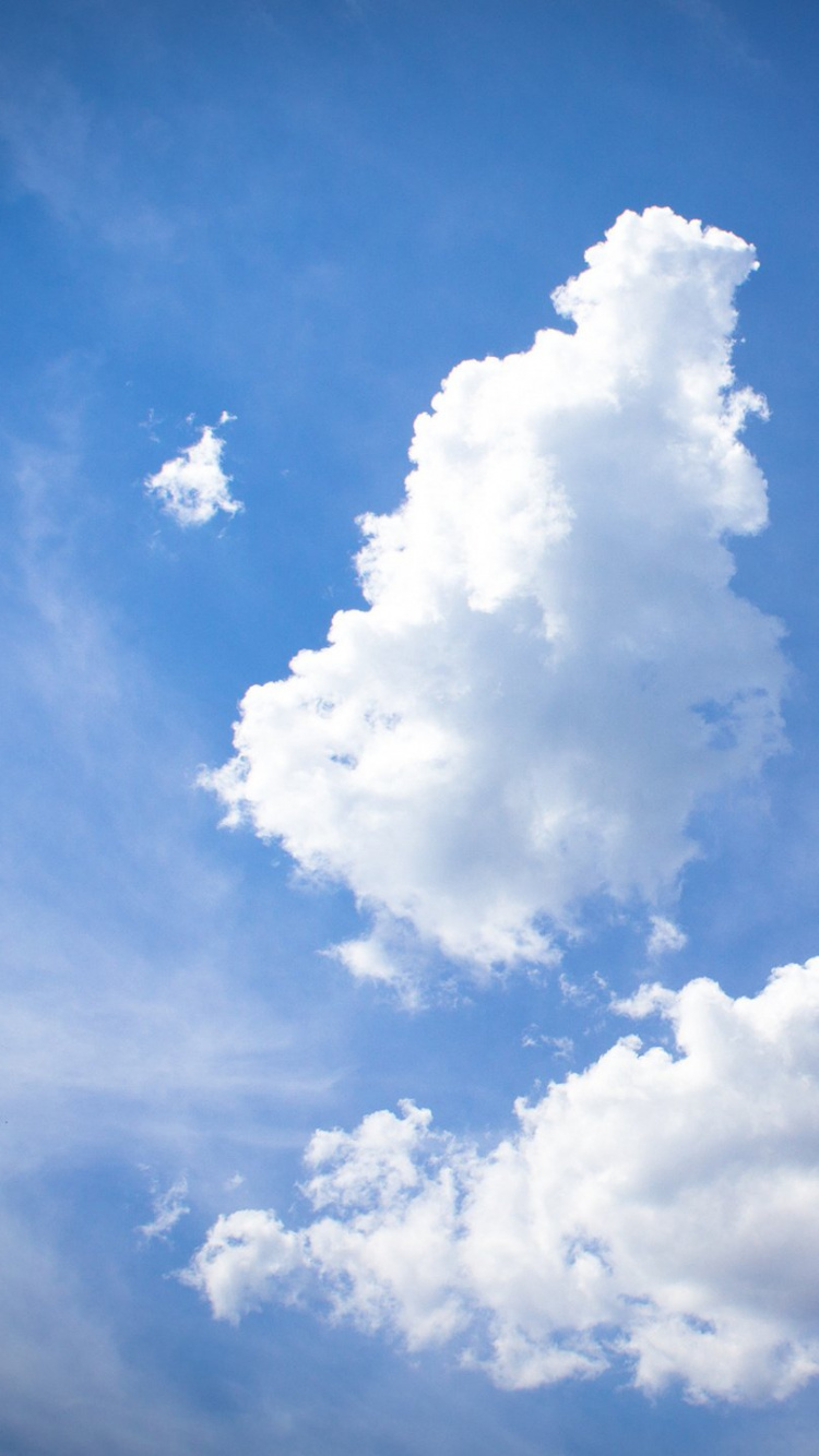 Estatua de la Libertad Bajo Las Nubes Blancas y el Cielo Azul Durante el Día. Wallpaper in 750x1334 Resolution