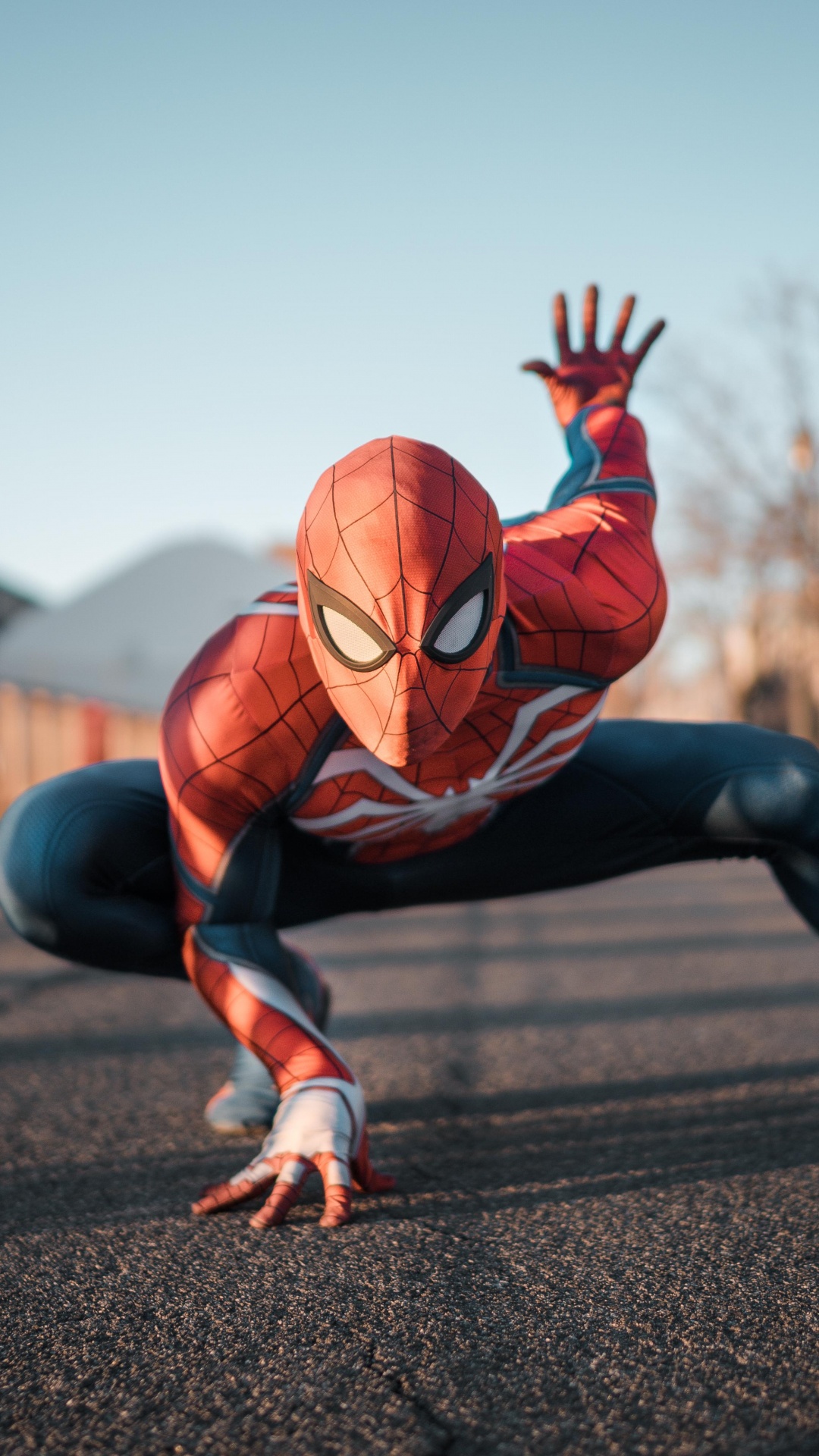 Hombre Araña en la Carretera. Wallpaper in 1080x1920 Resolution