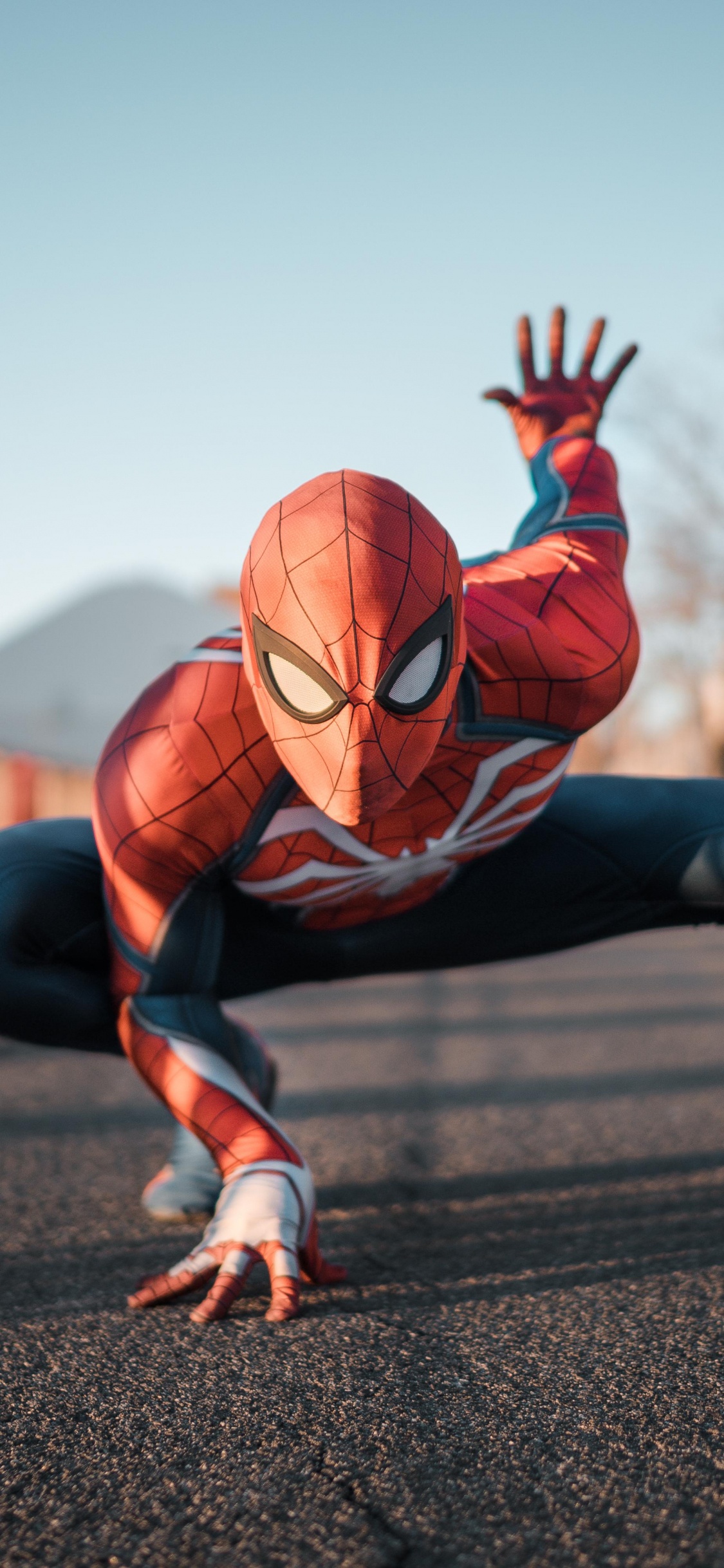 Hombre Araña en la Carretera. Wallpaper in 1125x2436 Resolution