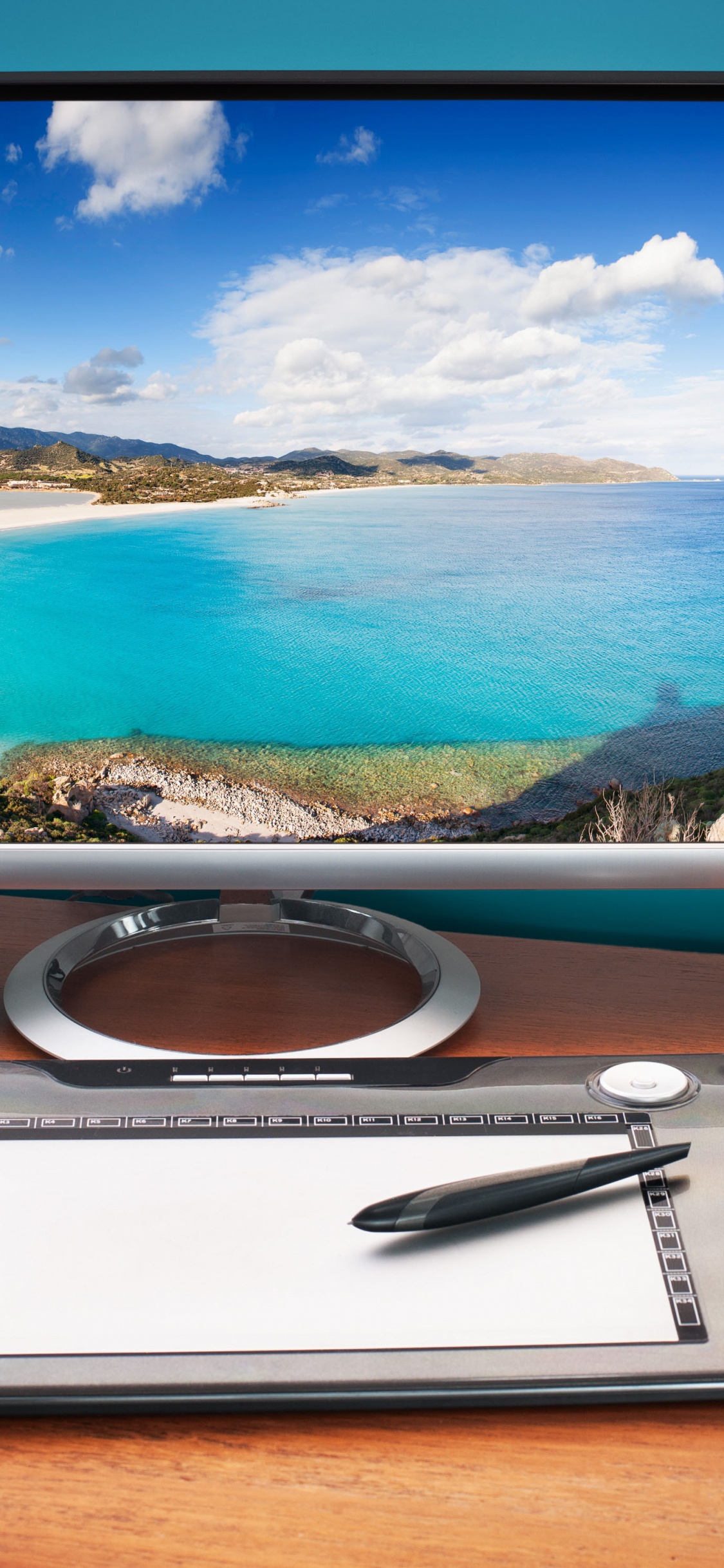 Macbook Pro Auf Braunem Holztisch. Wallpaper in 1125x2436 Resolution