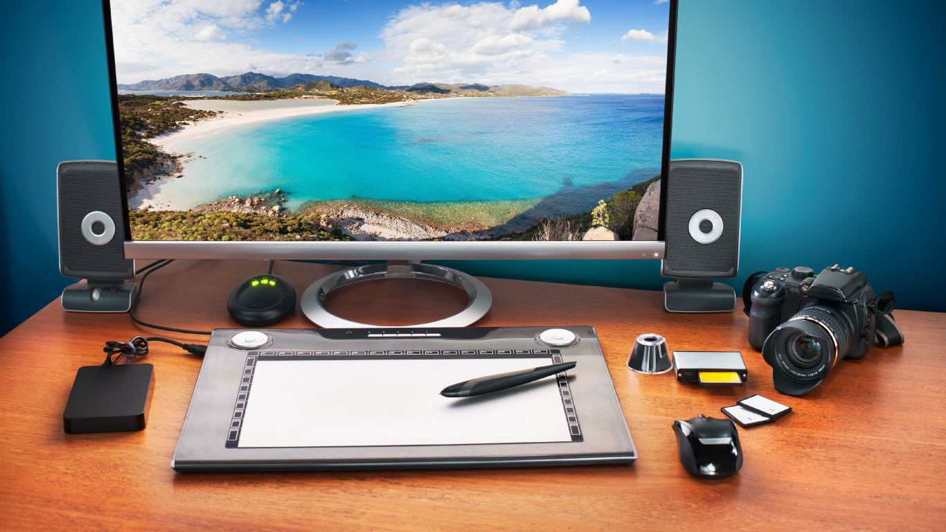 Macbook Pro Auf Braunem Holztisch. Wallpaper in 1366x768 Resolution