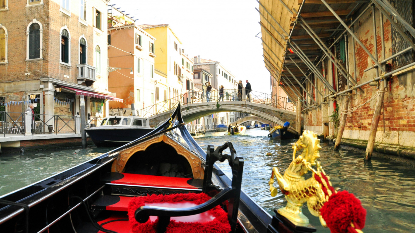 Black Boat on River Between Buildings During Daytime. Wallpaper in 1366x768 Resolution