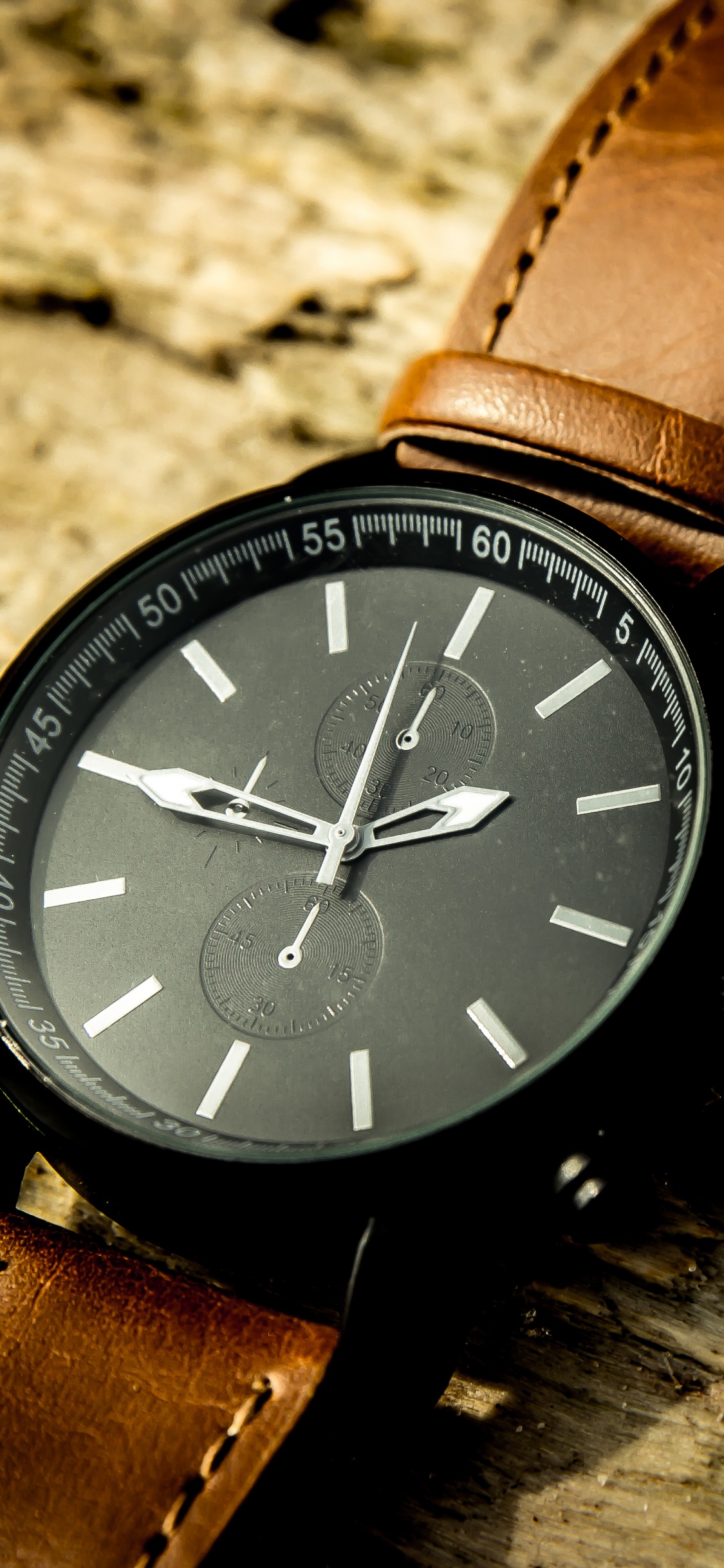 Correa de Cuero Marrón Reloj Analógico Redondo Azul. Wallpaper in 1125x2436 Resolution