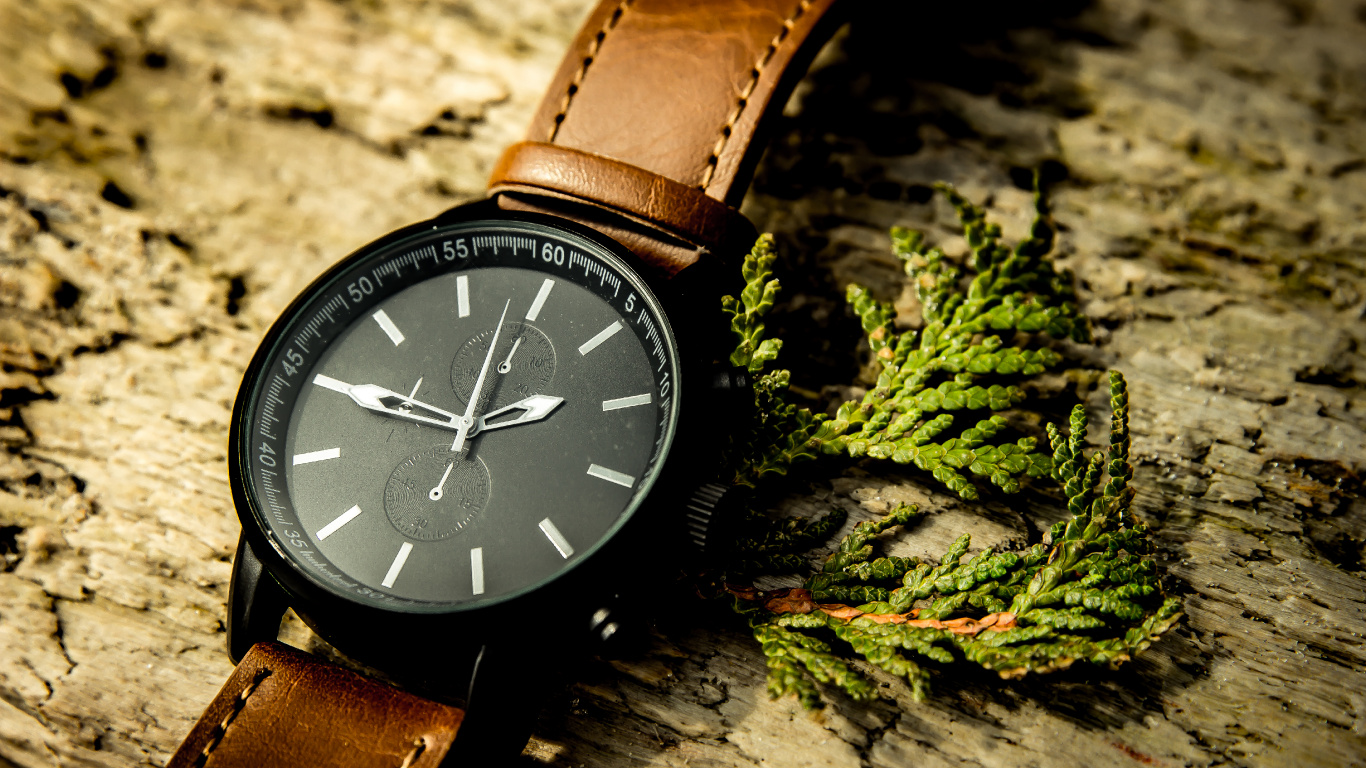 Brown Leather Strap Blue Round Analog Watch. Wallpaper in 1366x768 Resolution