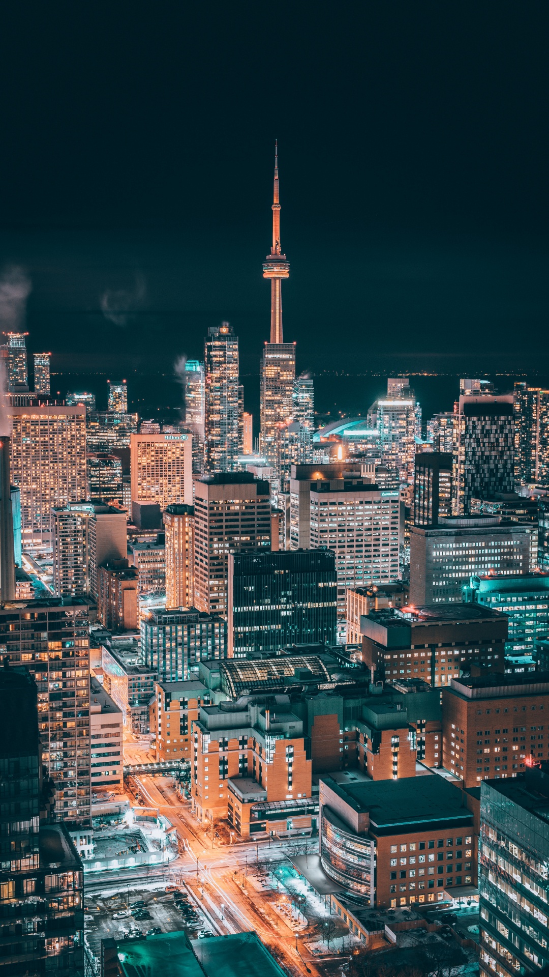 Ville Avec Des Immeubles de Grande Hauteur Pendant la Nuit. Wallpaper in 1080x1920 Resolution