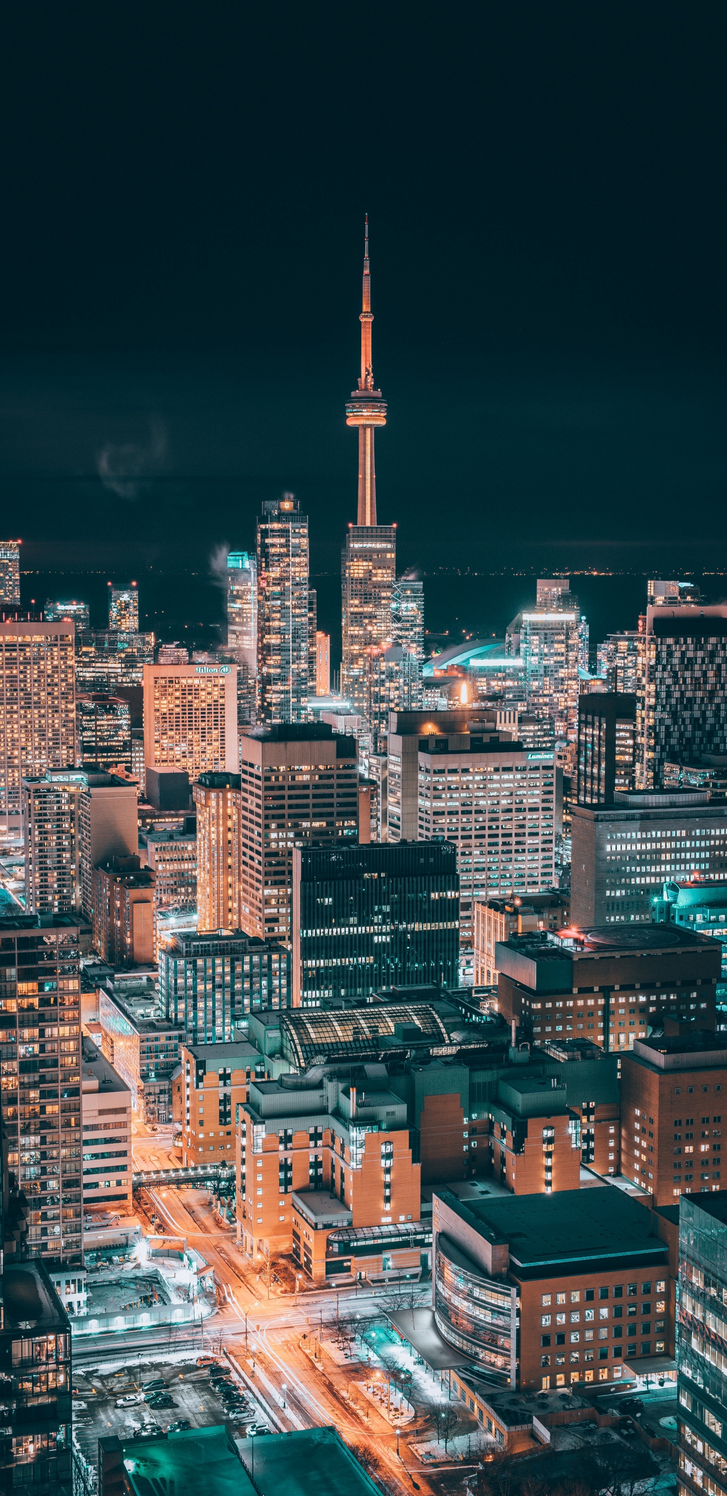 Stadt Mit Hochhäusern Während Der Nacht. Wallpaper in 1440x2960 Resolution