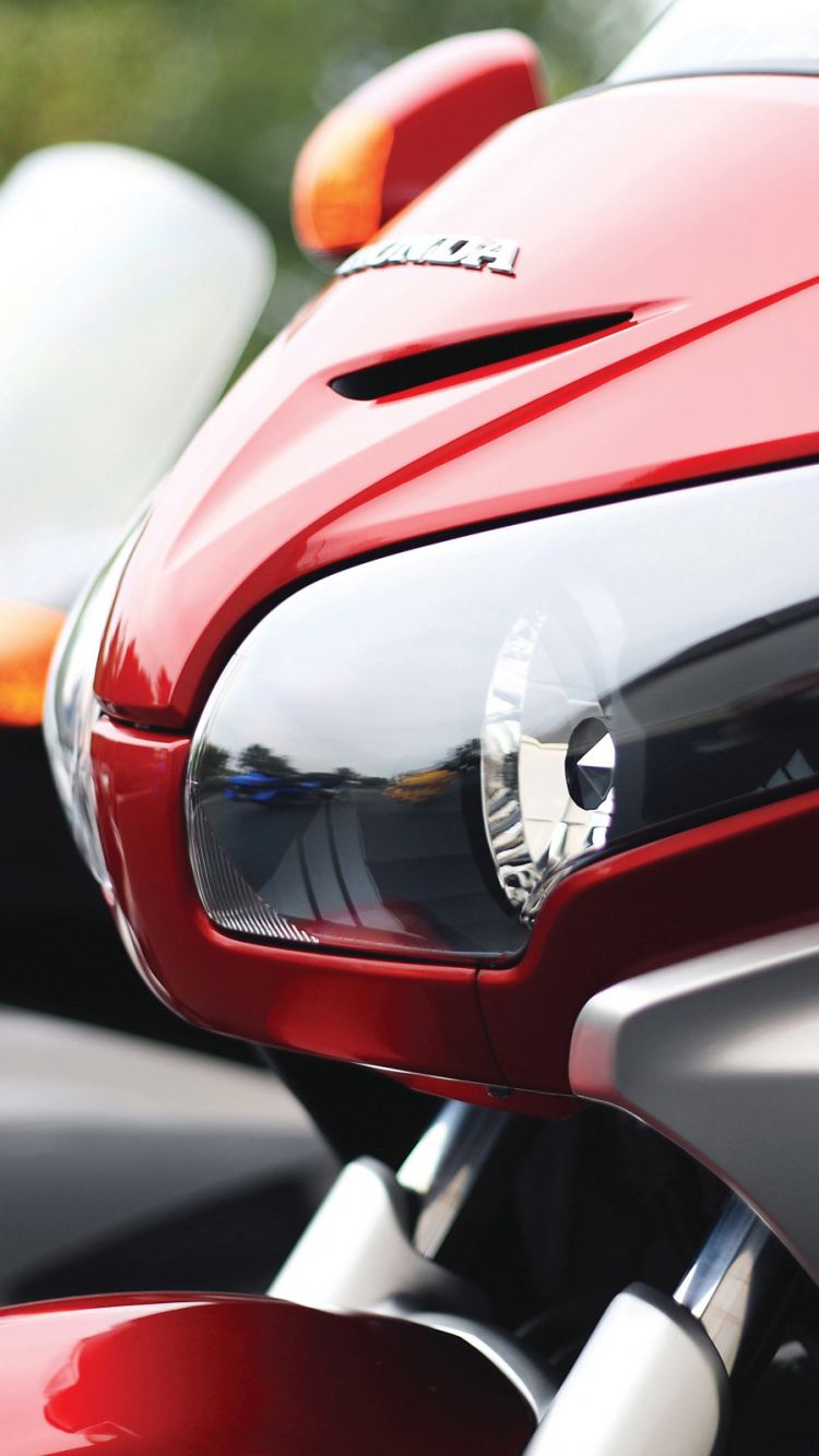 Intérieur de Voiture Rouge et Noir. Wallpaper in 750x1334 Resolution