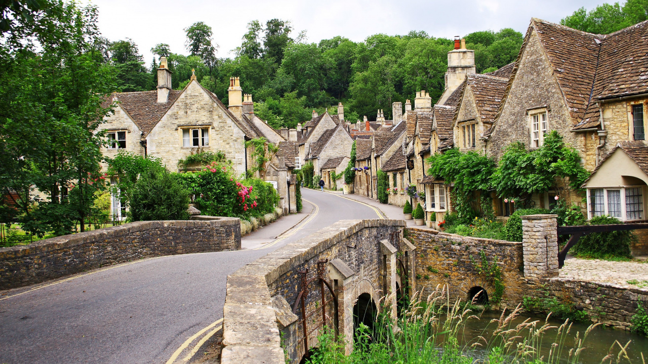 Maisons en Briques Brunes Près Des Arbres Verts Pendant la Journée. Wallpaper in 1280x720 Resolution