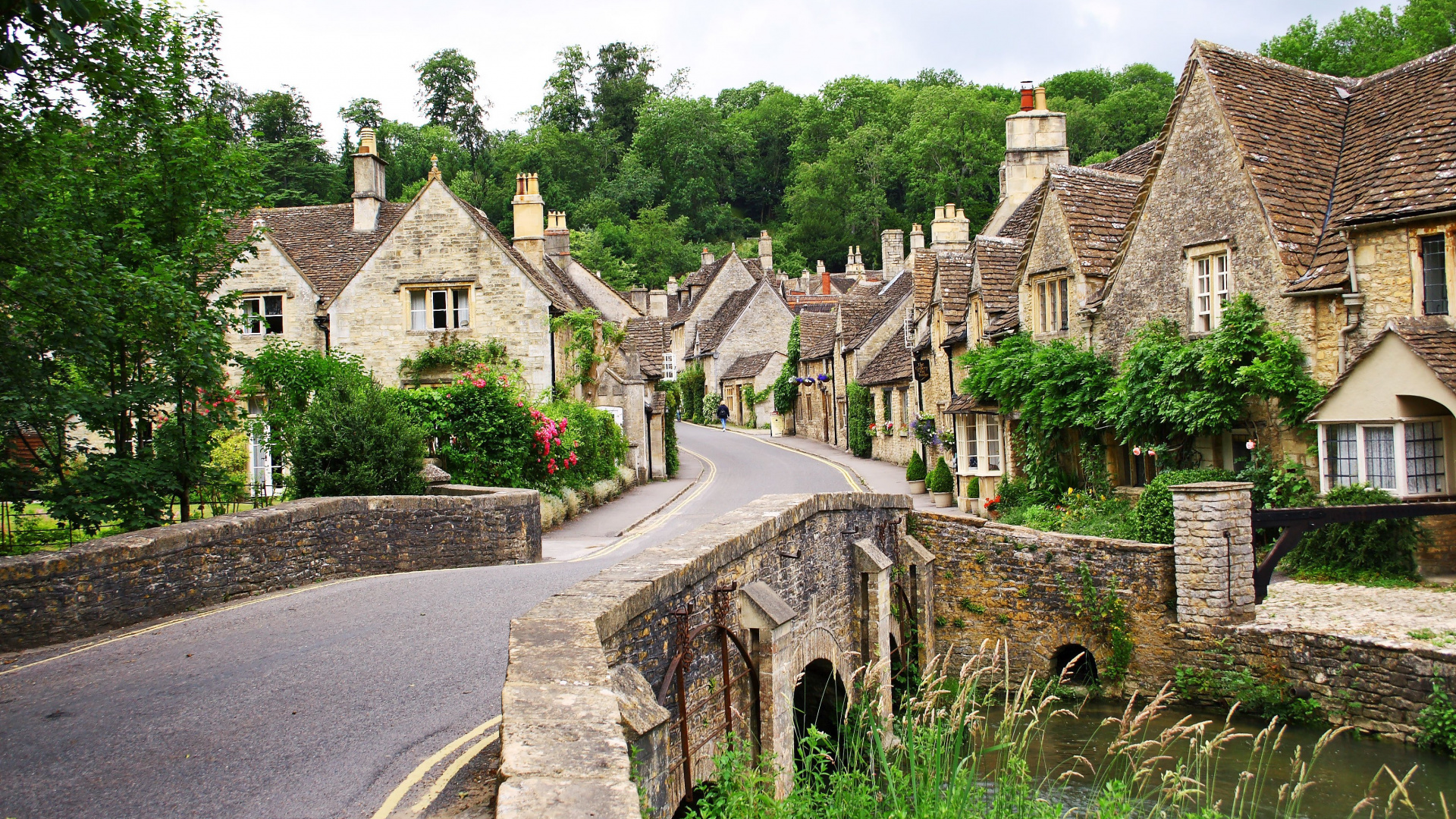 Maisons en Briques Brunes Près Des Arbres Verts Pendant la Journée. Wallpaper in 1920x1080 Resolution