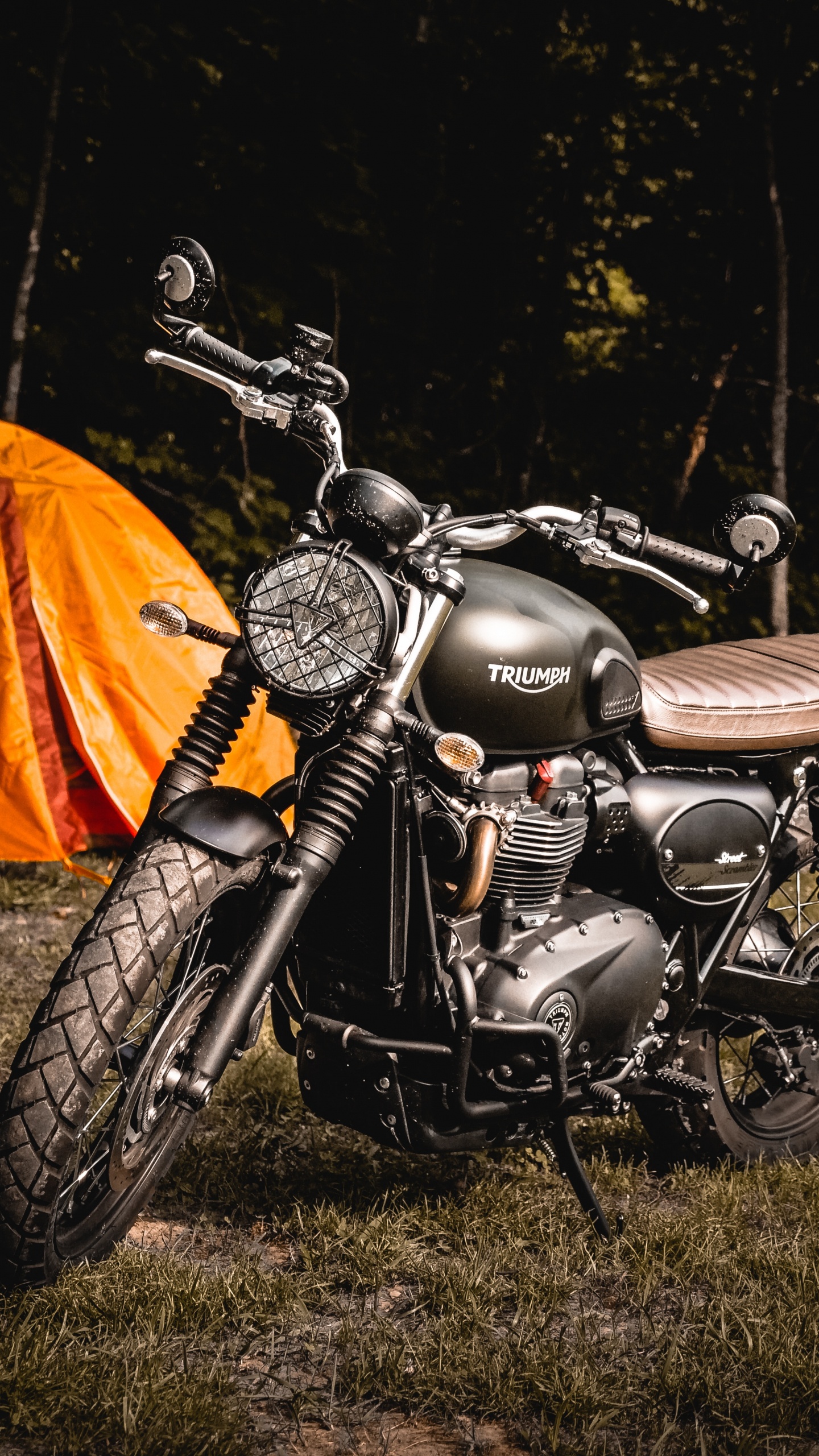 Motocicleta Cruiser Negra y Plateada Cerca de la Carpa Naranja. Wallpaper in 1440x2560 Resolution
