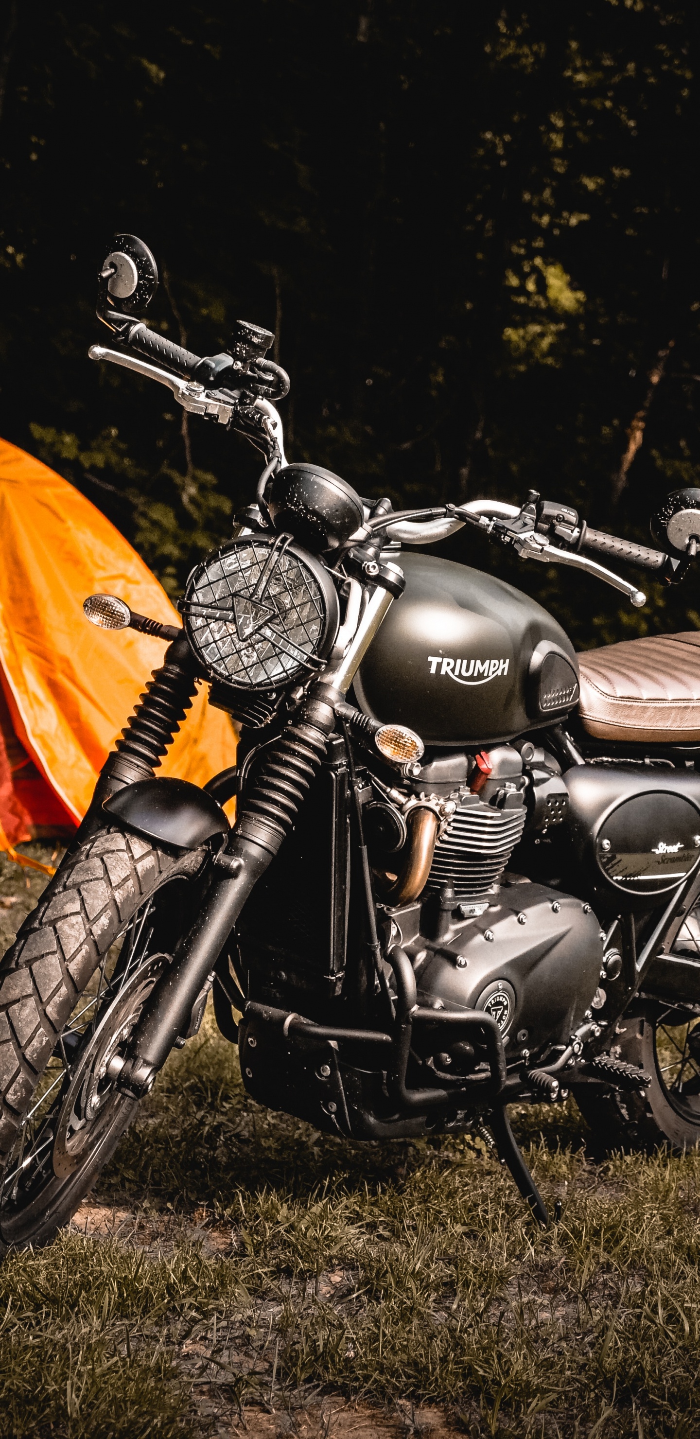 Motocicleta Cruiser Negra y Plateada Cerca de la Carpa Naranja. Wallpaper in 1440x2960 Resolution